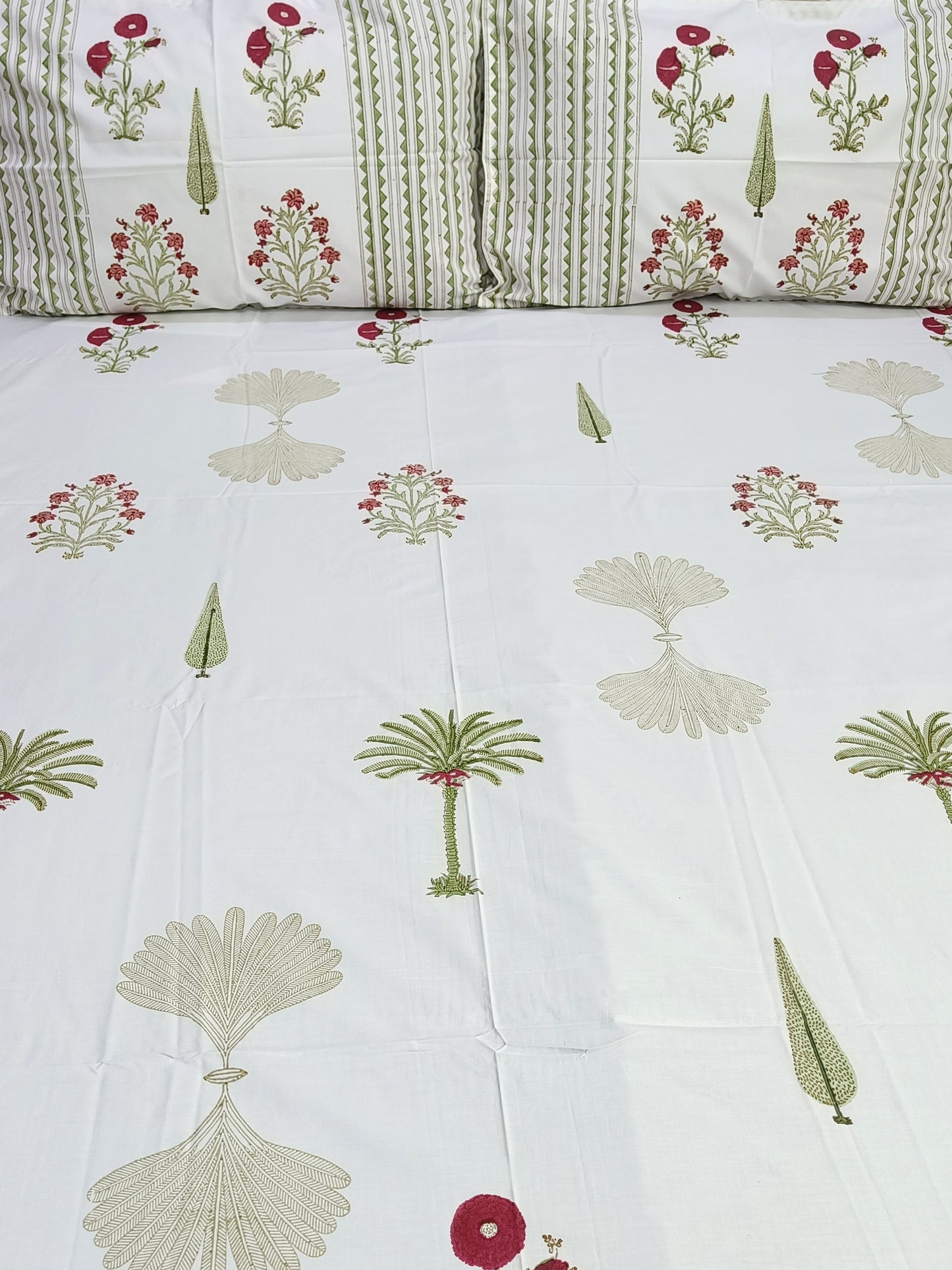 Bedsheet With King Size Pillow Cases