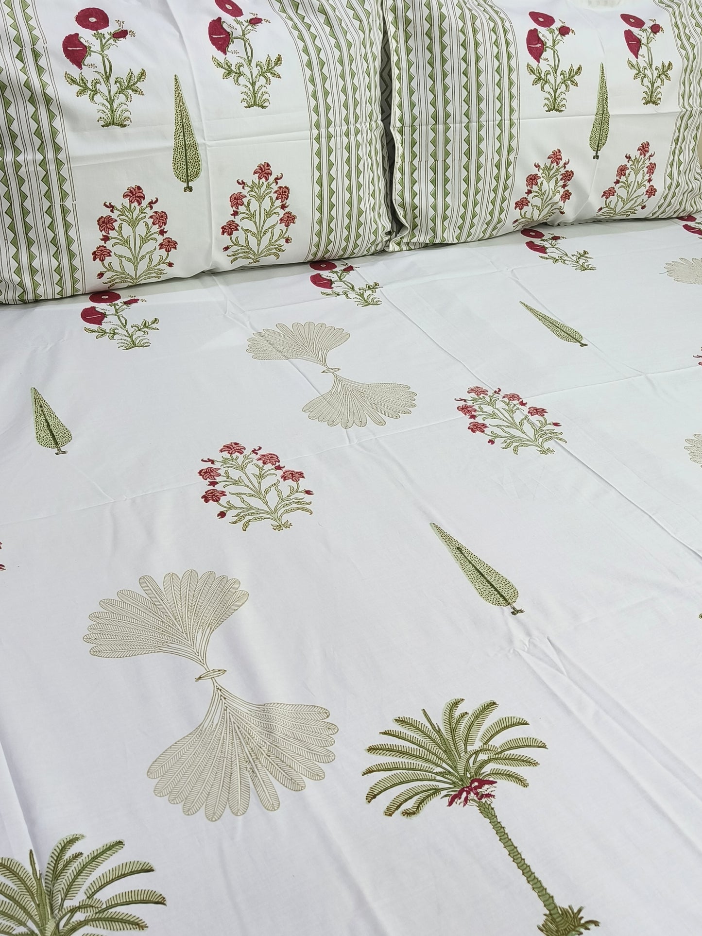 Bedsheet With King Size Pillow Cases