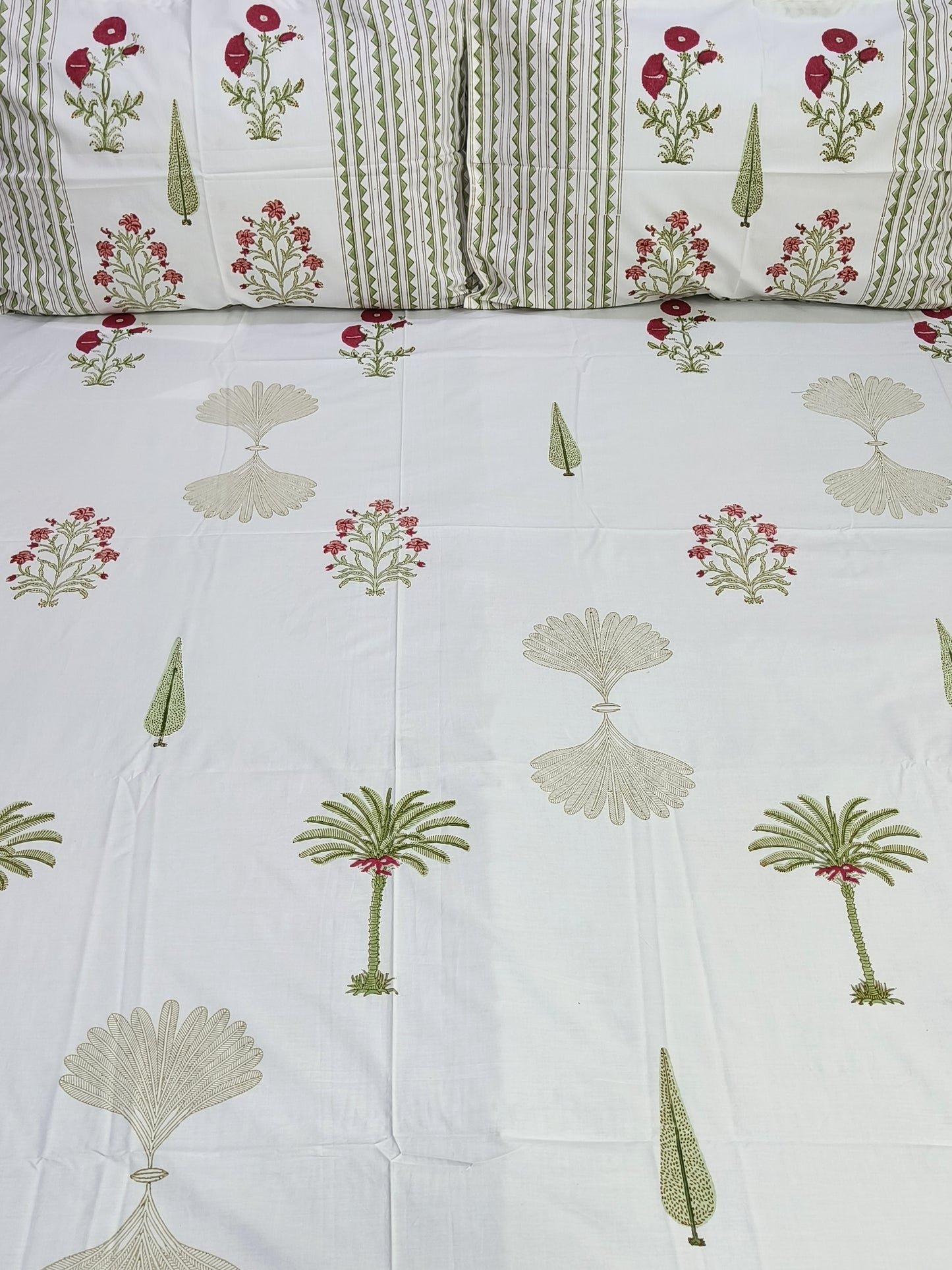 Bedsheet With King Size Pillow Cases