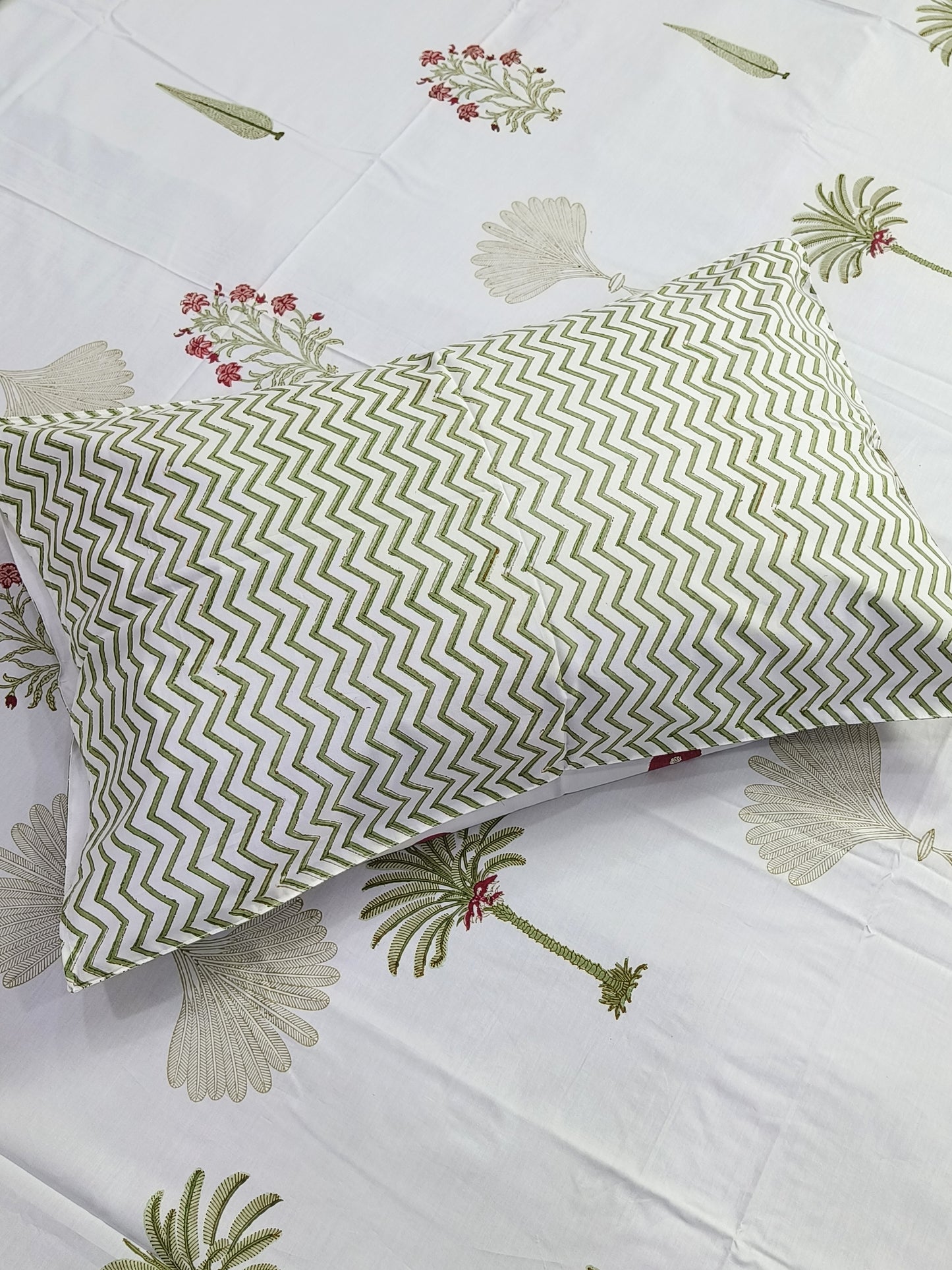 Bedsheet With King Size Pillow Cases