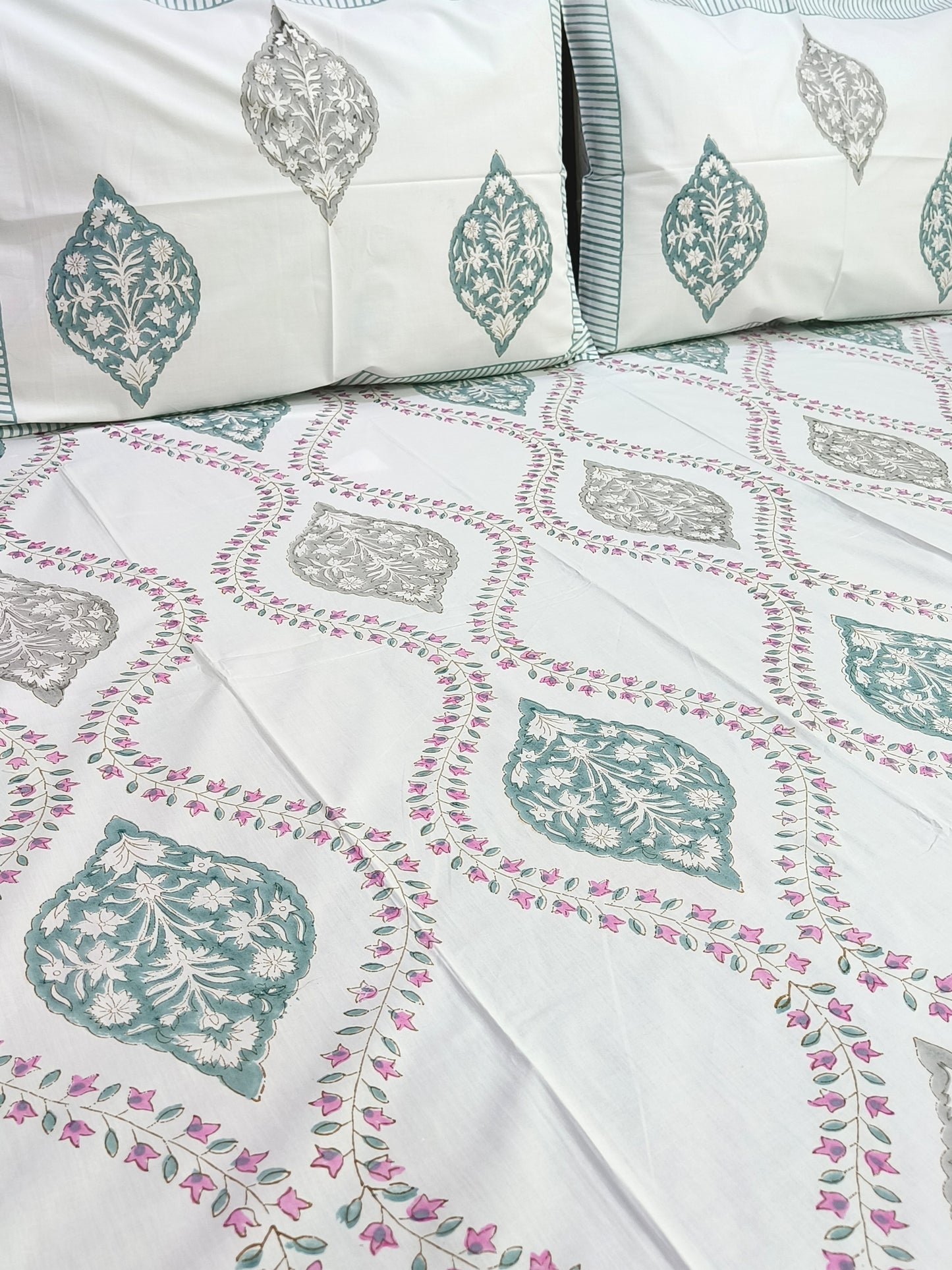 Bedsheet With King Size Pillow Cases