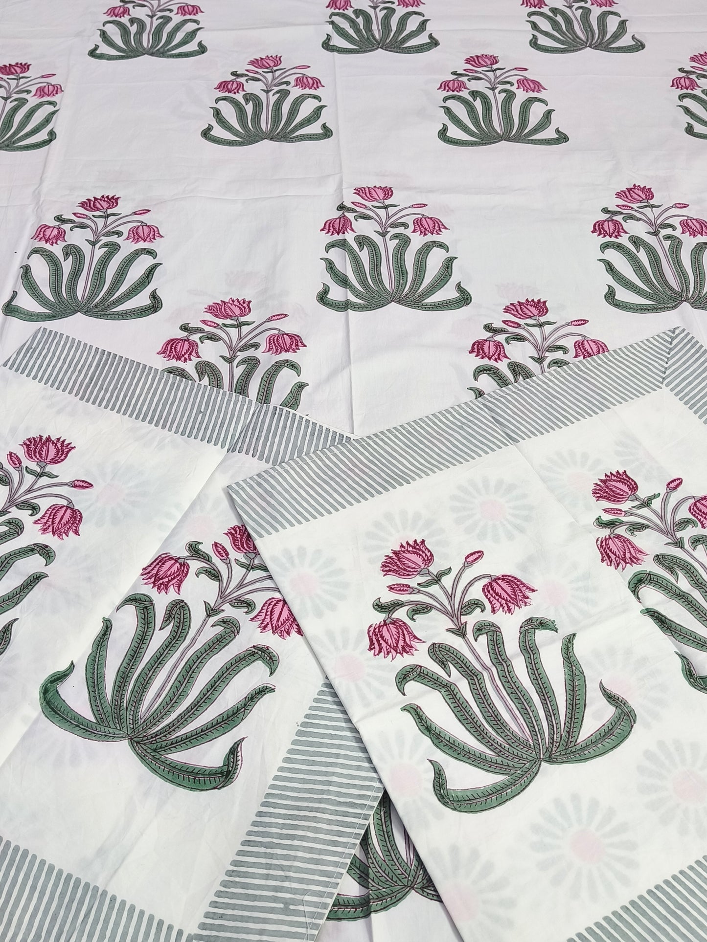 Bedsheet With King Size Pillow Cases