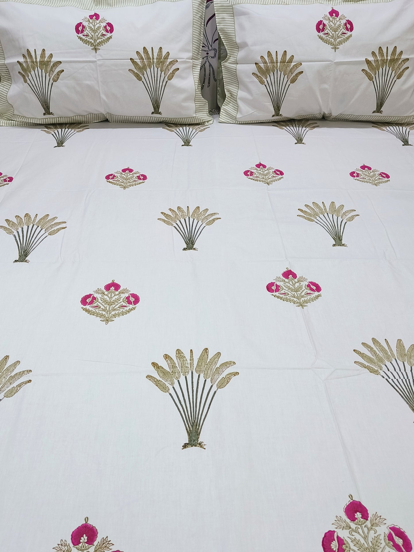 Bedsheet With King Size Pillow Cases