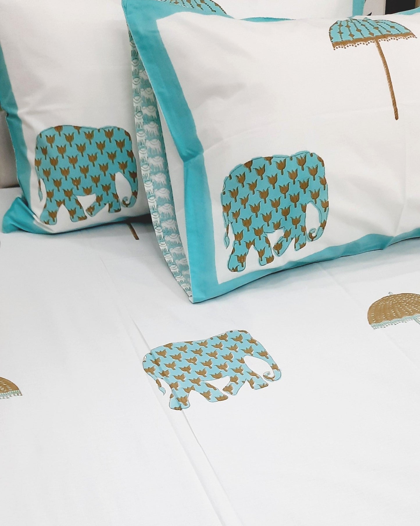 Bedsheet With King Size Pillow Cases