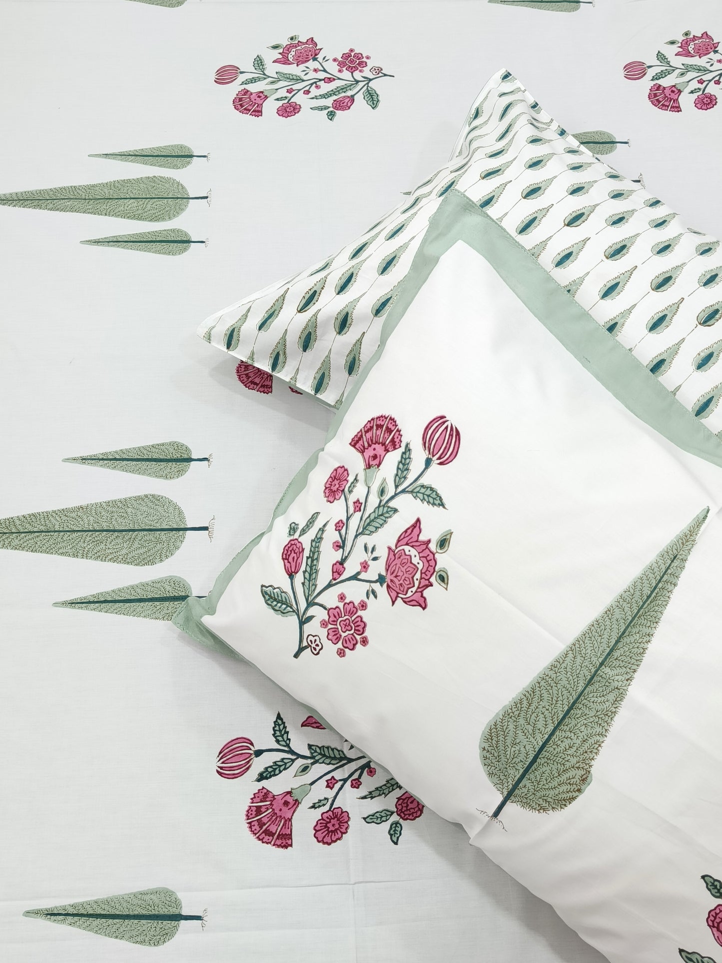 Bedsheet With King Size Pillow Cases