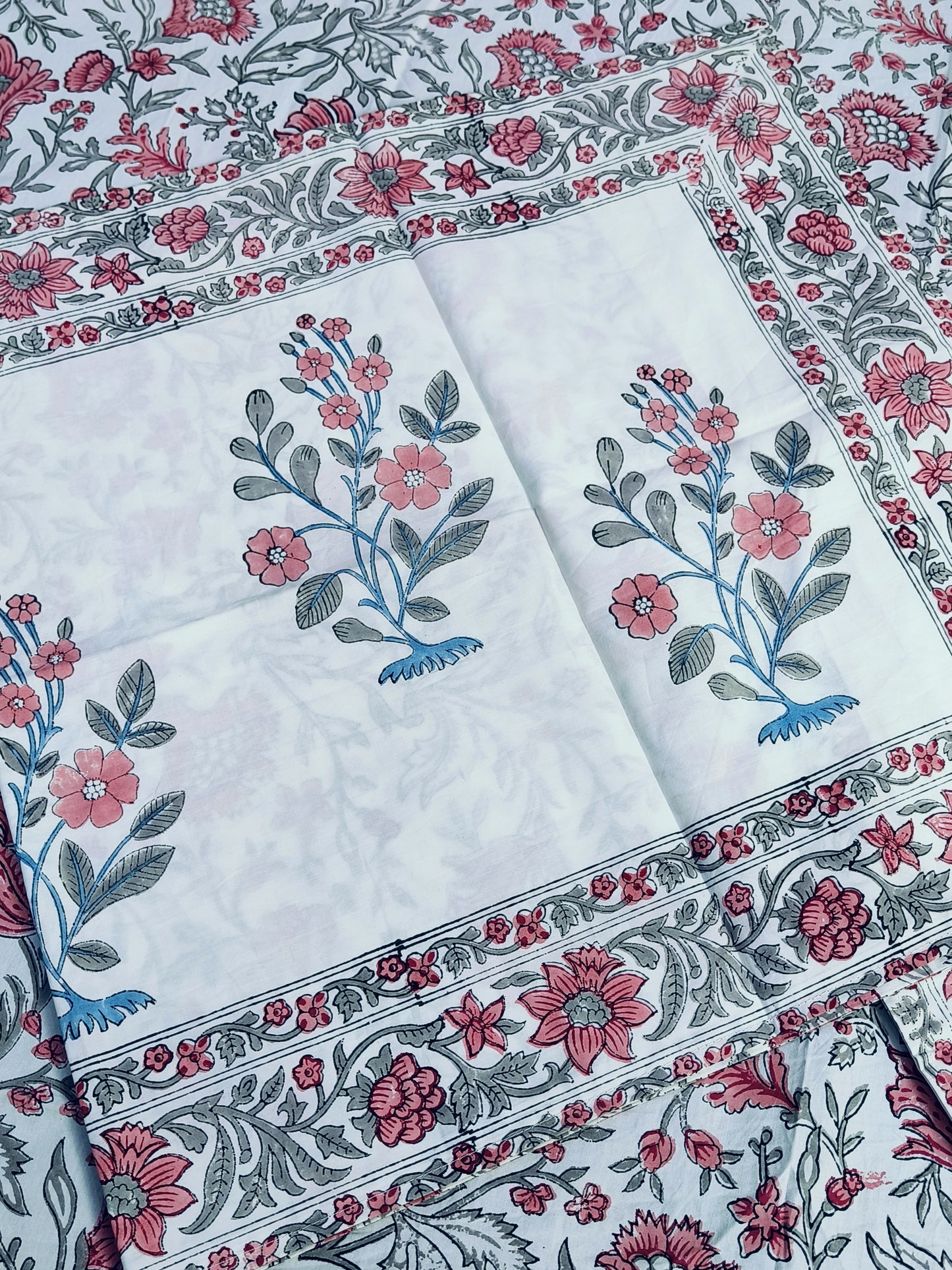 Bedsheet With King Size Pillow Cases