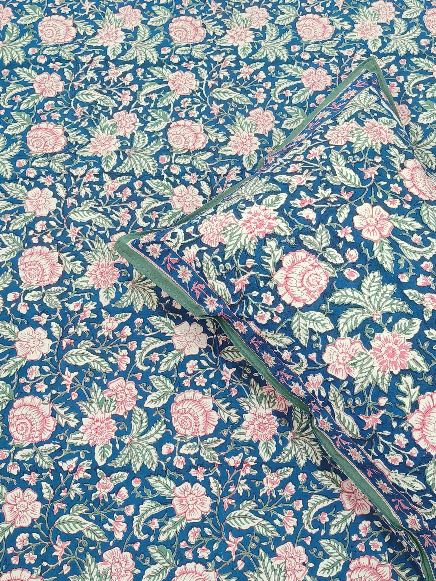 Bedsheet With King Size Pillow Cases