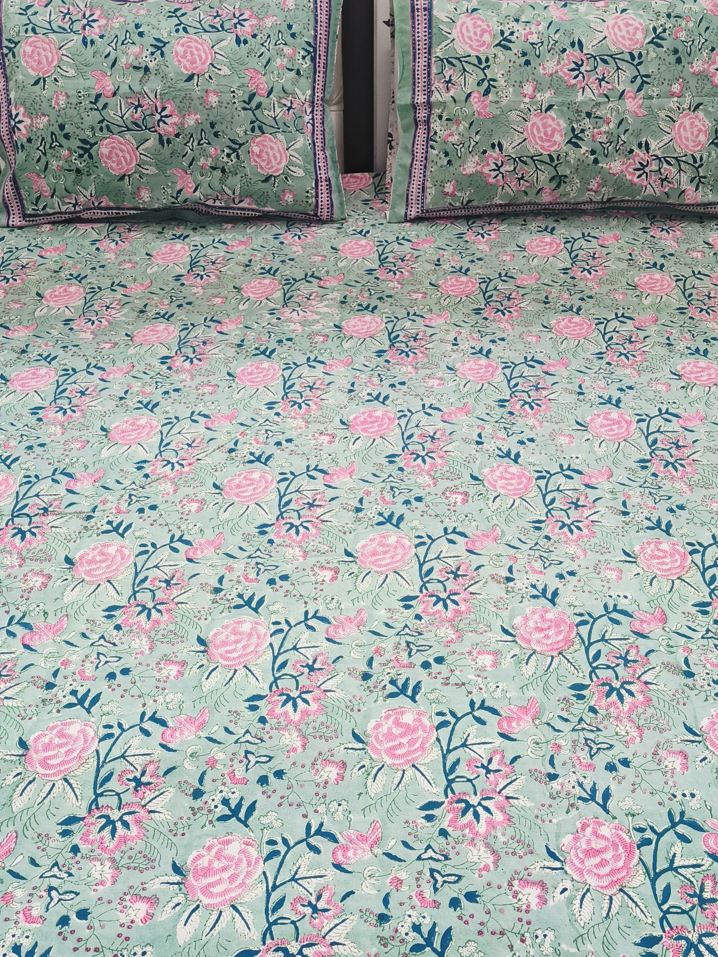 Bedsheet With King Size Pillow Cases