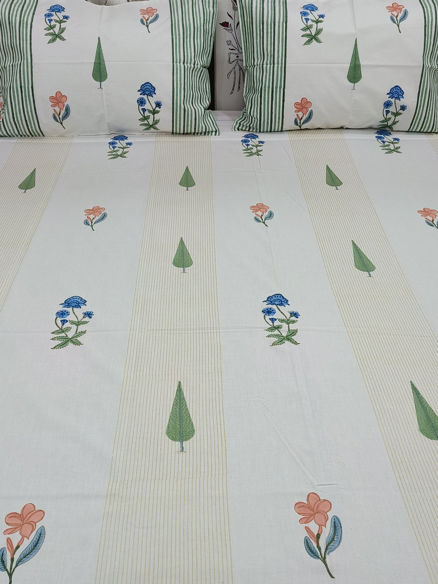 Bedsheet With King Size Pillow Cases