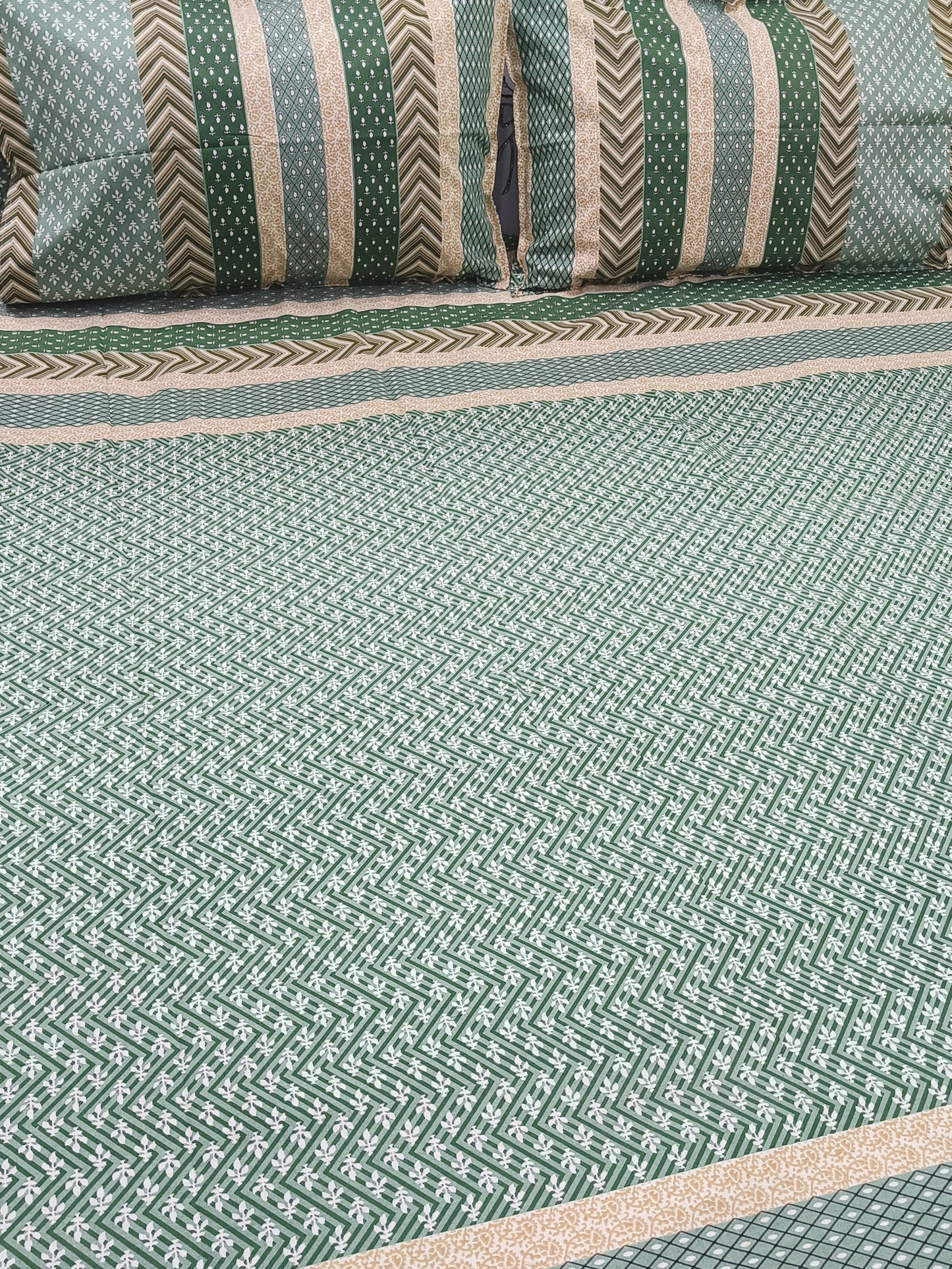 FRESH ARRIVAL Gulbahaar King Size Bedsheet