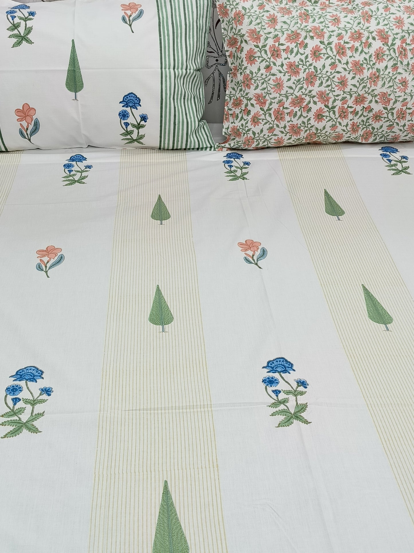 Bedsheet With King Size Pillow Cases