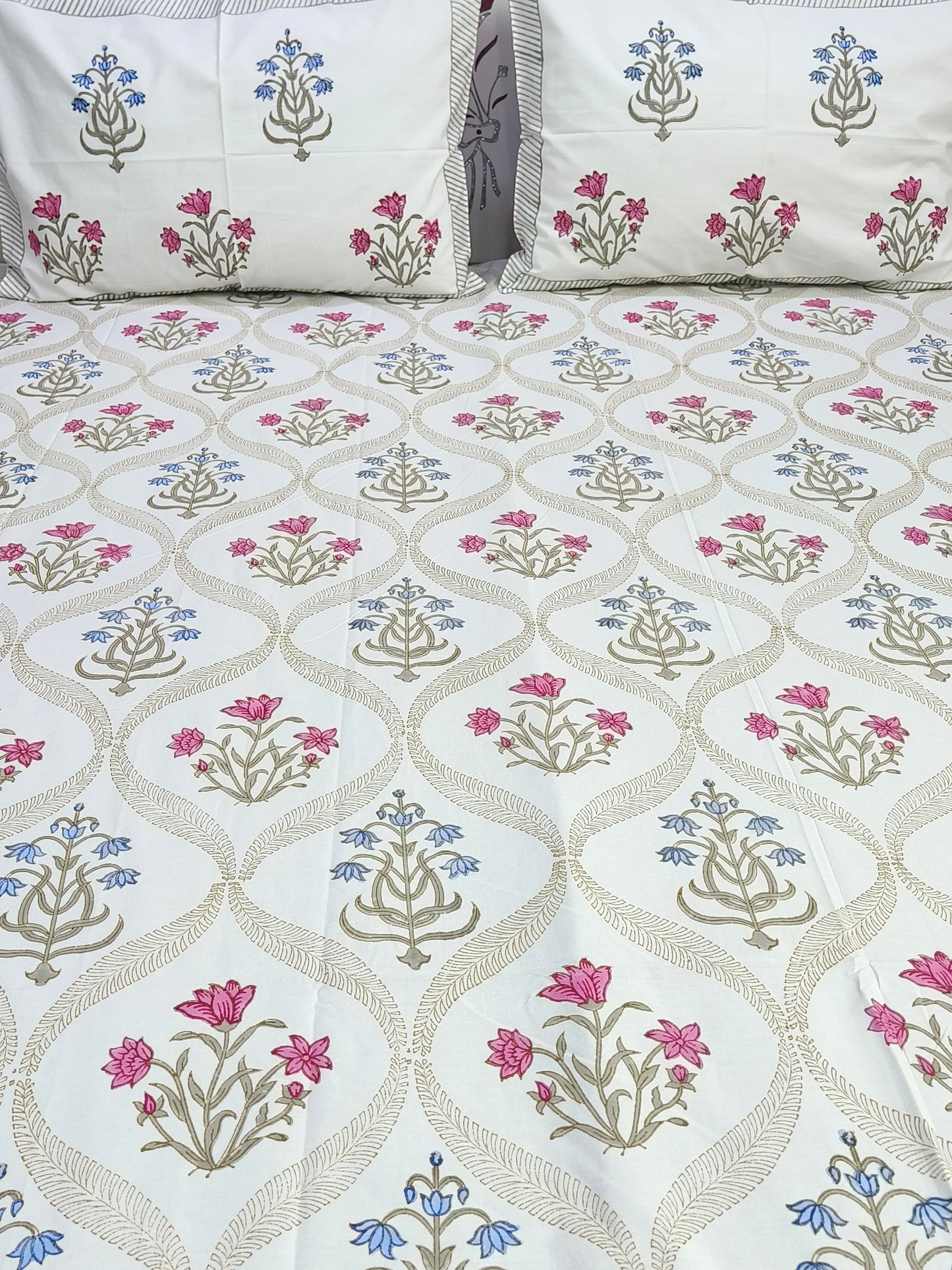 Bedsheet With King Size Pillow Cases
