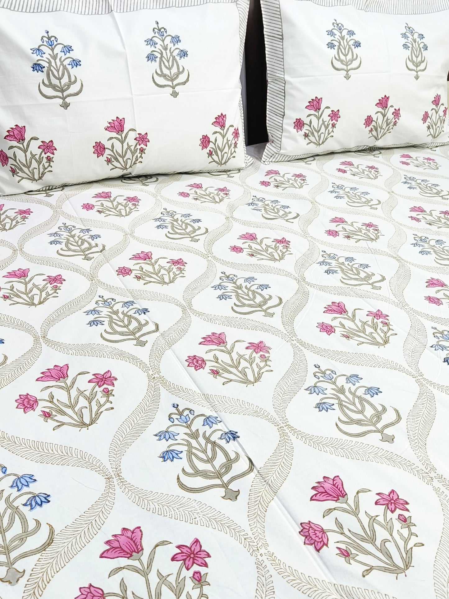 Bedsheet With King Size Pillow Cases