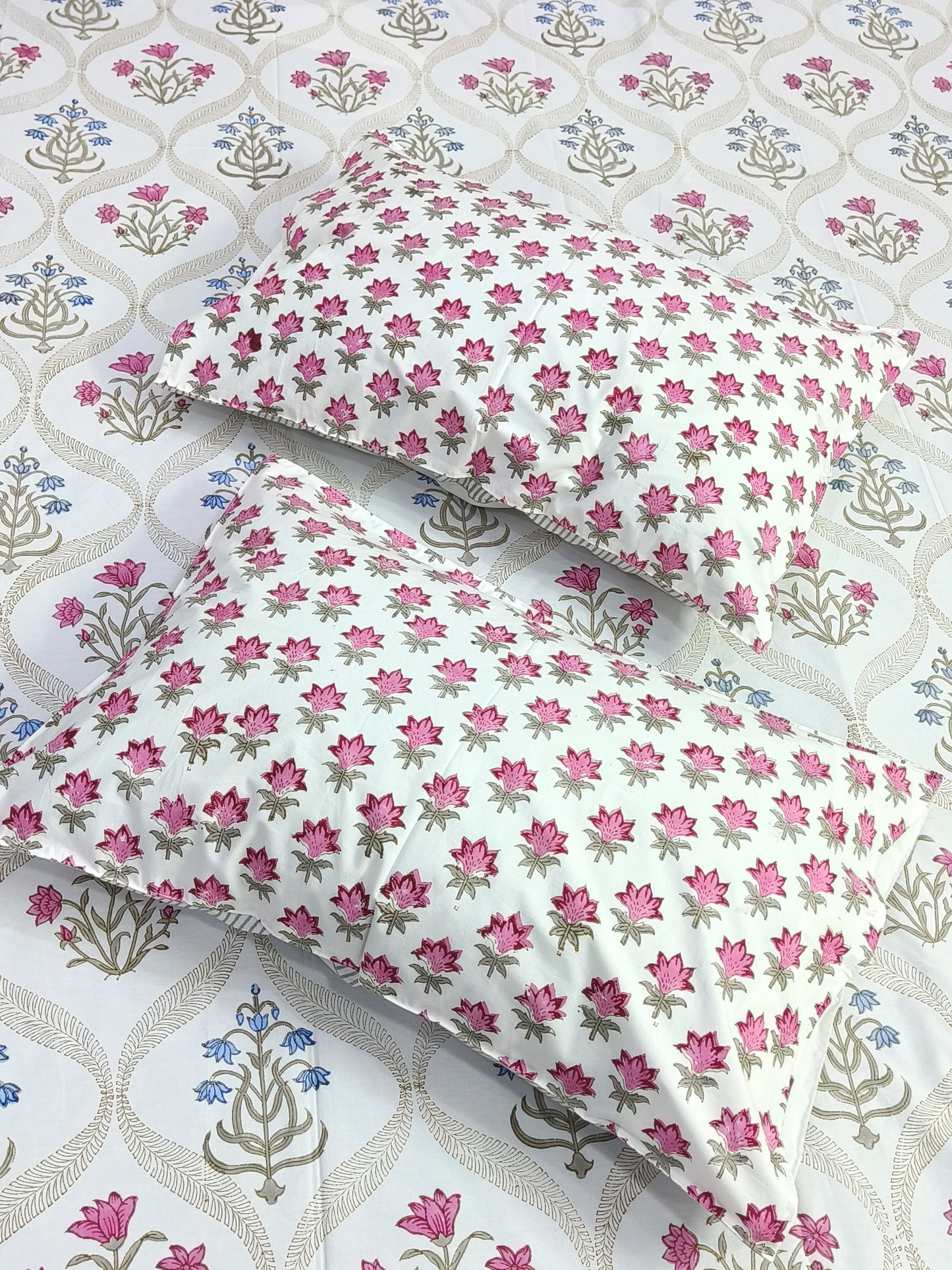 Bedsheet With King Size Pillow Cases
