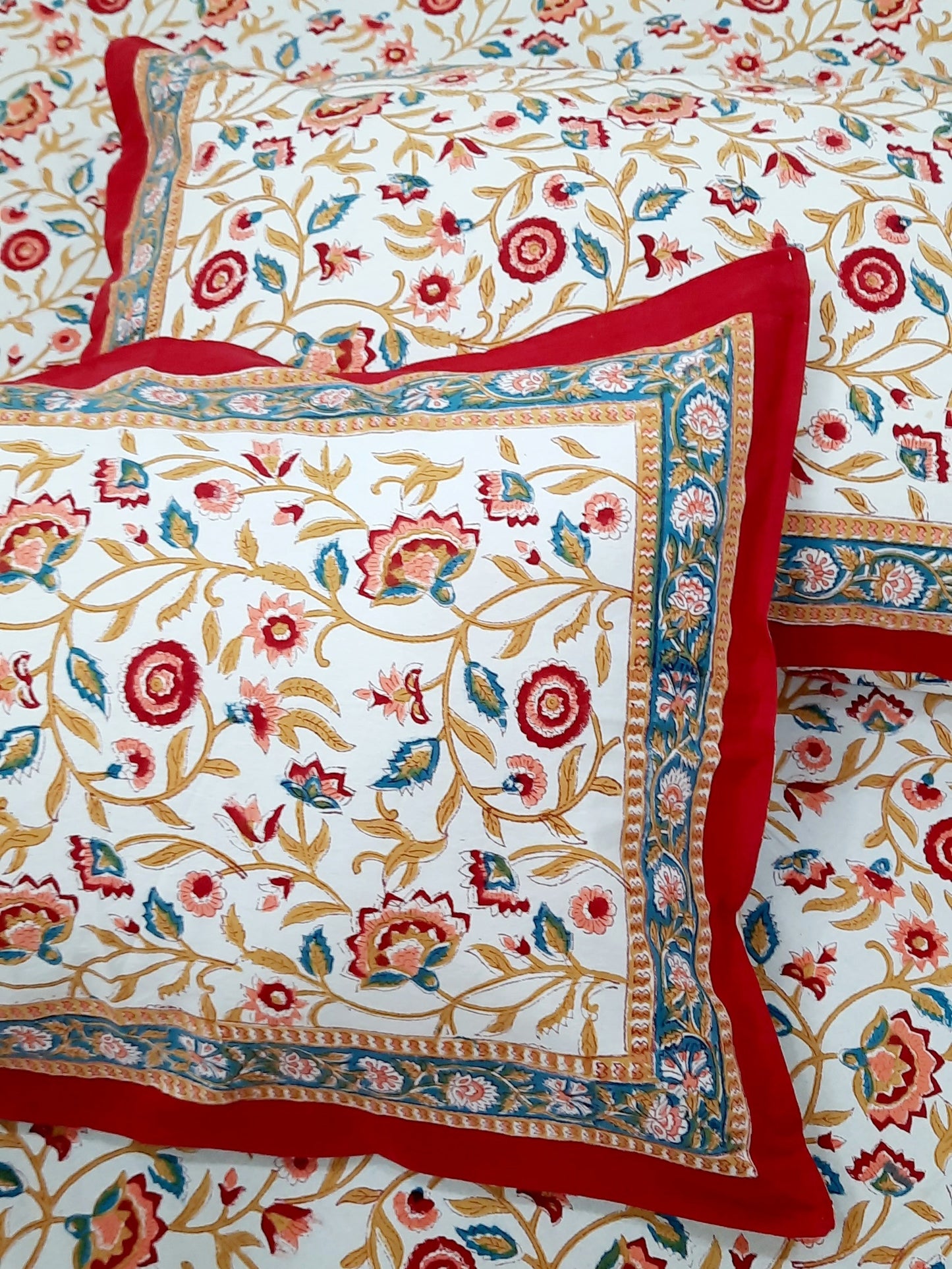 Bedsheet With King Size Pillow Cases