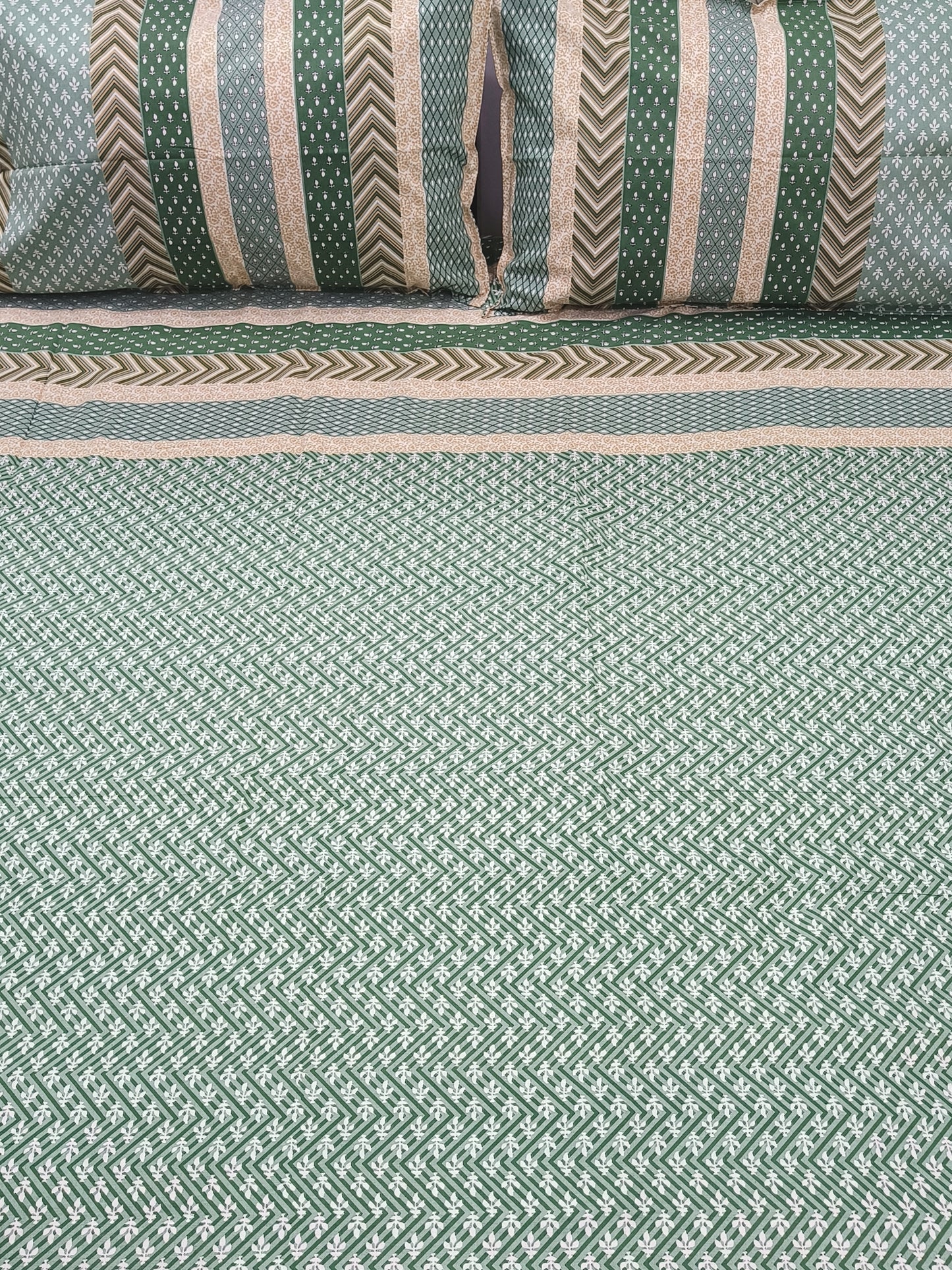 FRESH ARRIVAL Gulbahaar King Size Bedsheet