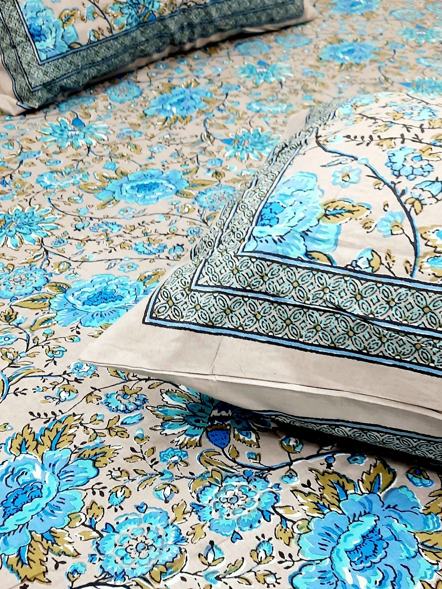 Bedsheet With King Size Pillow Cases