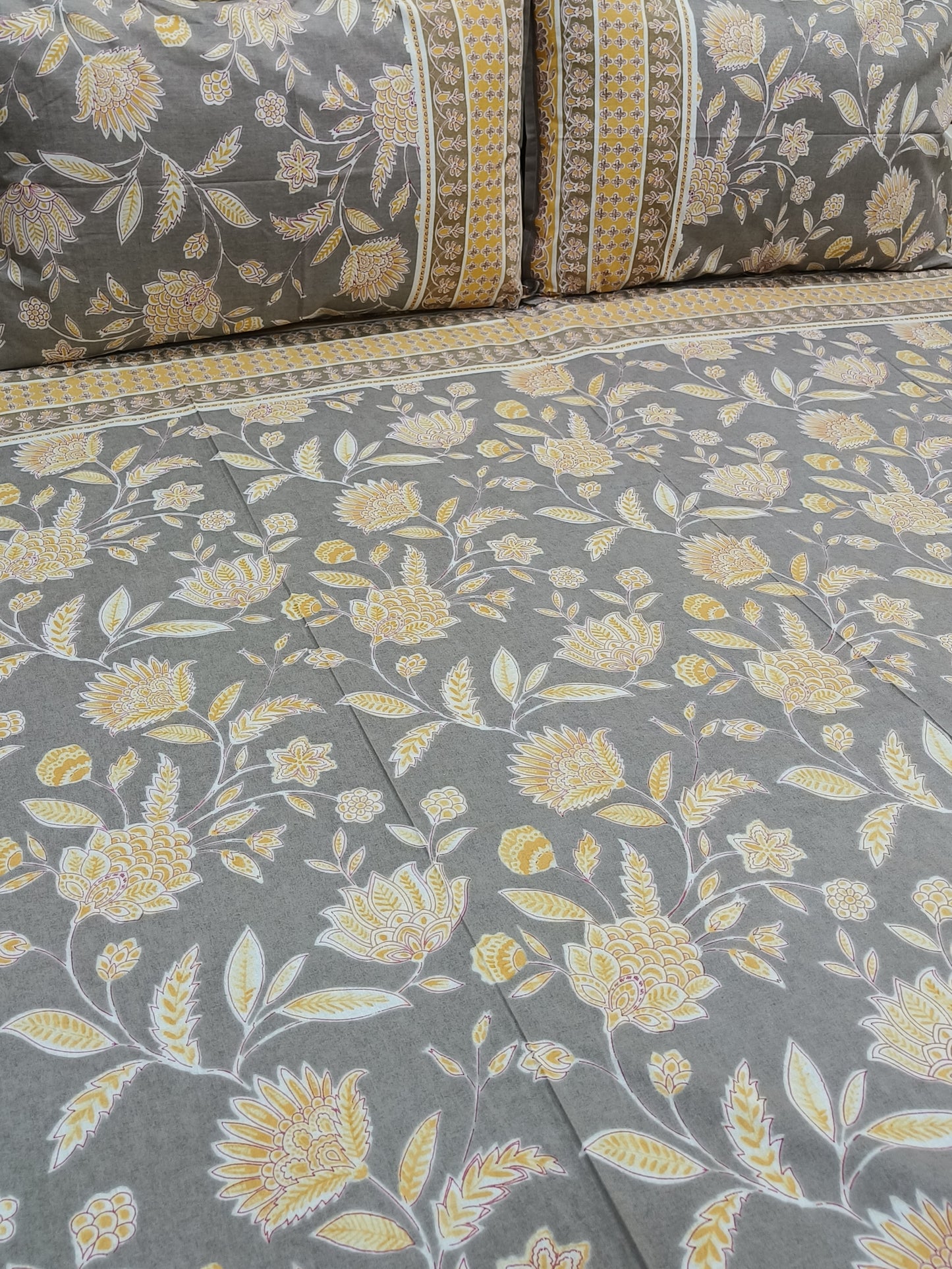 Bedsheet With King Size Pillow Cases