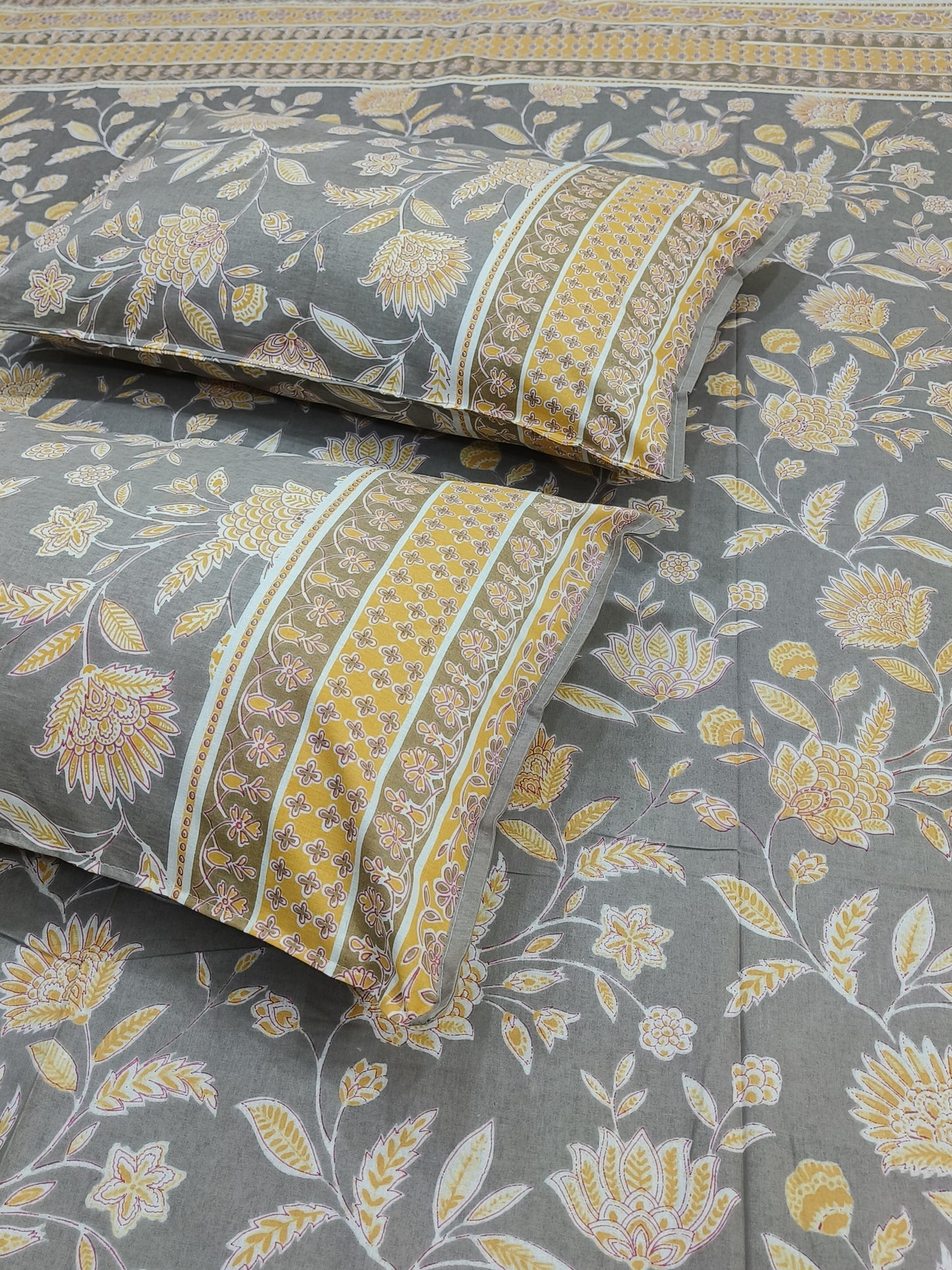 Bedsheet With King Size Pillow Cases