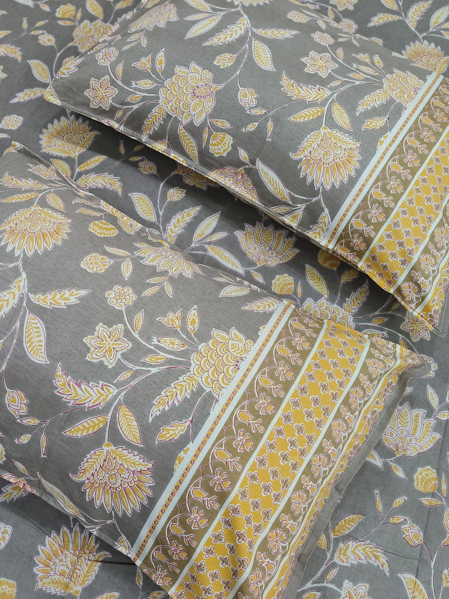 Bedsheet With King Size Pillow Cases