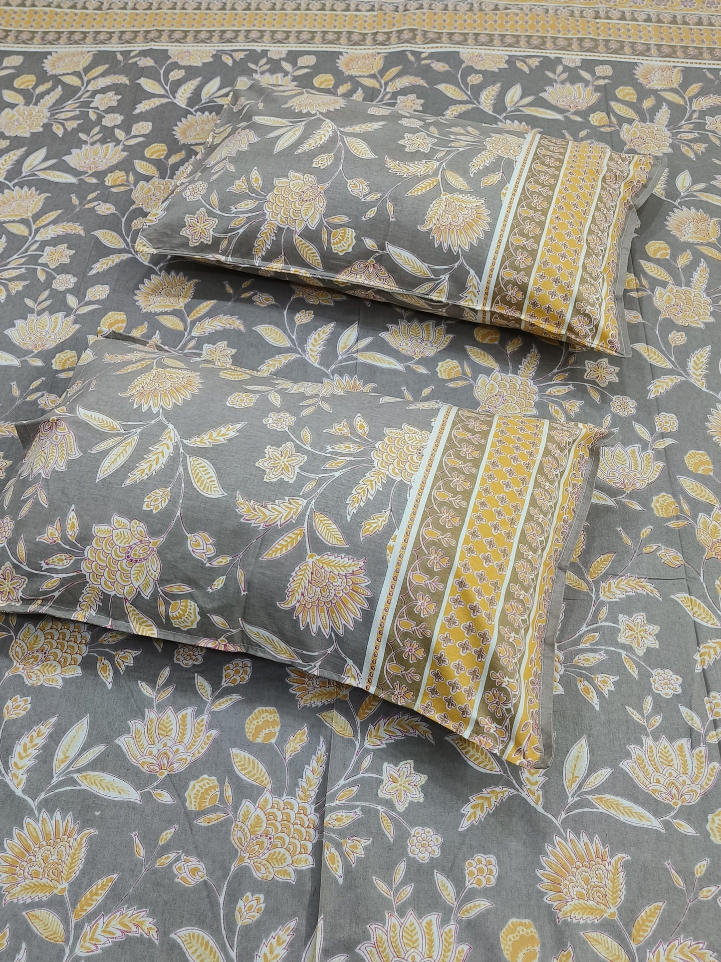 Bedsheet With King Size Pillow Cases
