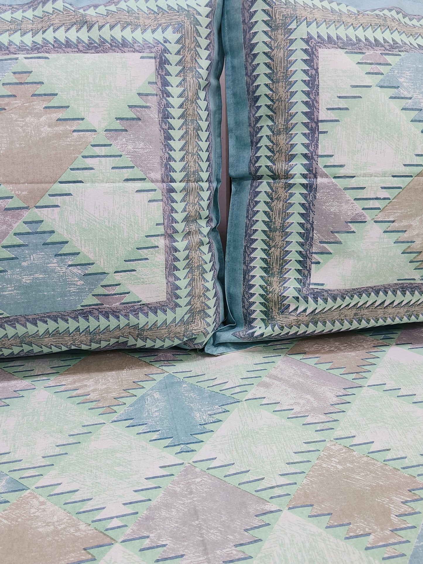 Bedsheet With King Size Pillow Cases
