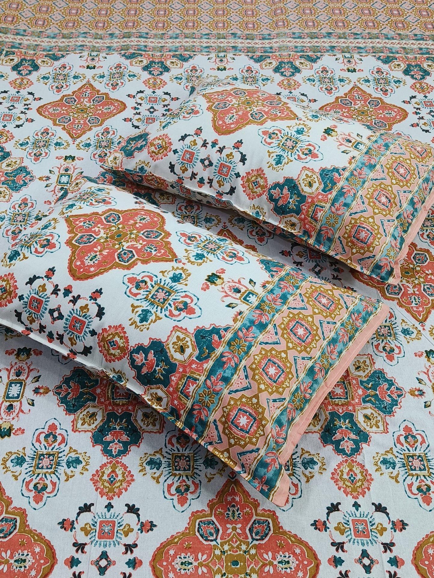Bedsheet With King Size Pillow Cases