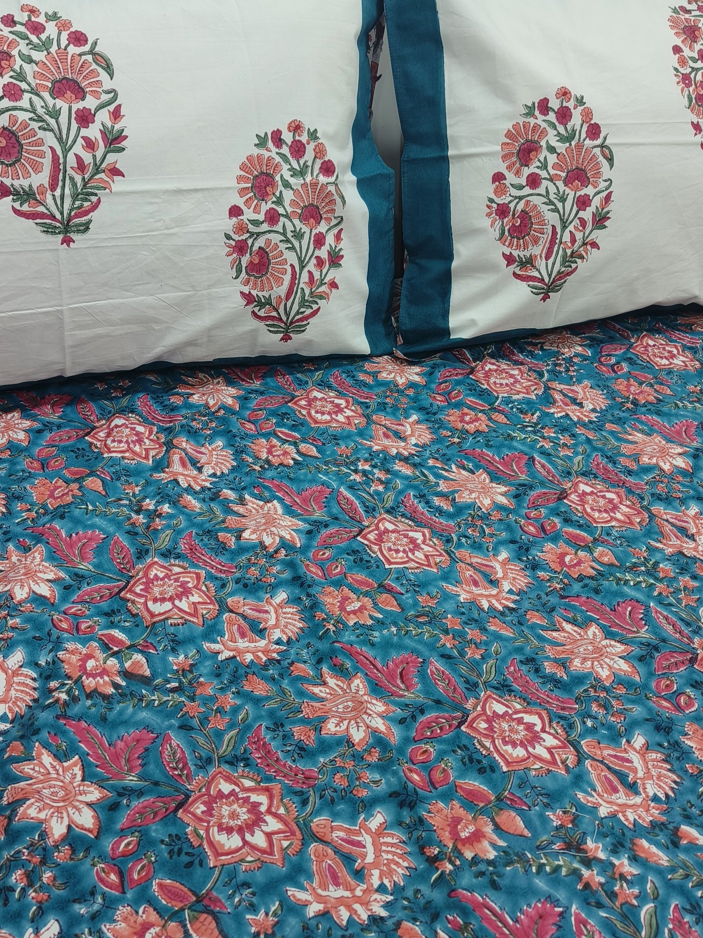 Bedsheet With King Size Pillow Cases