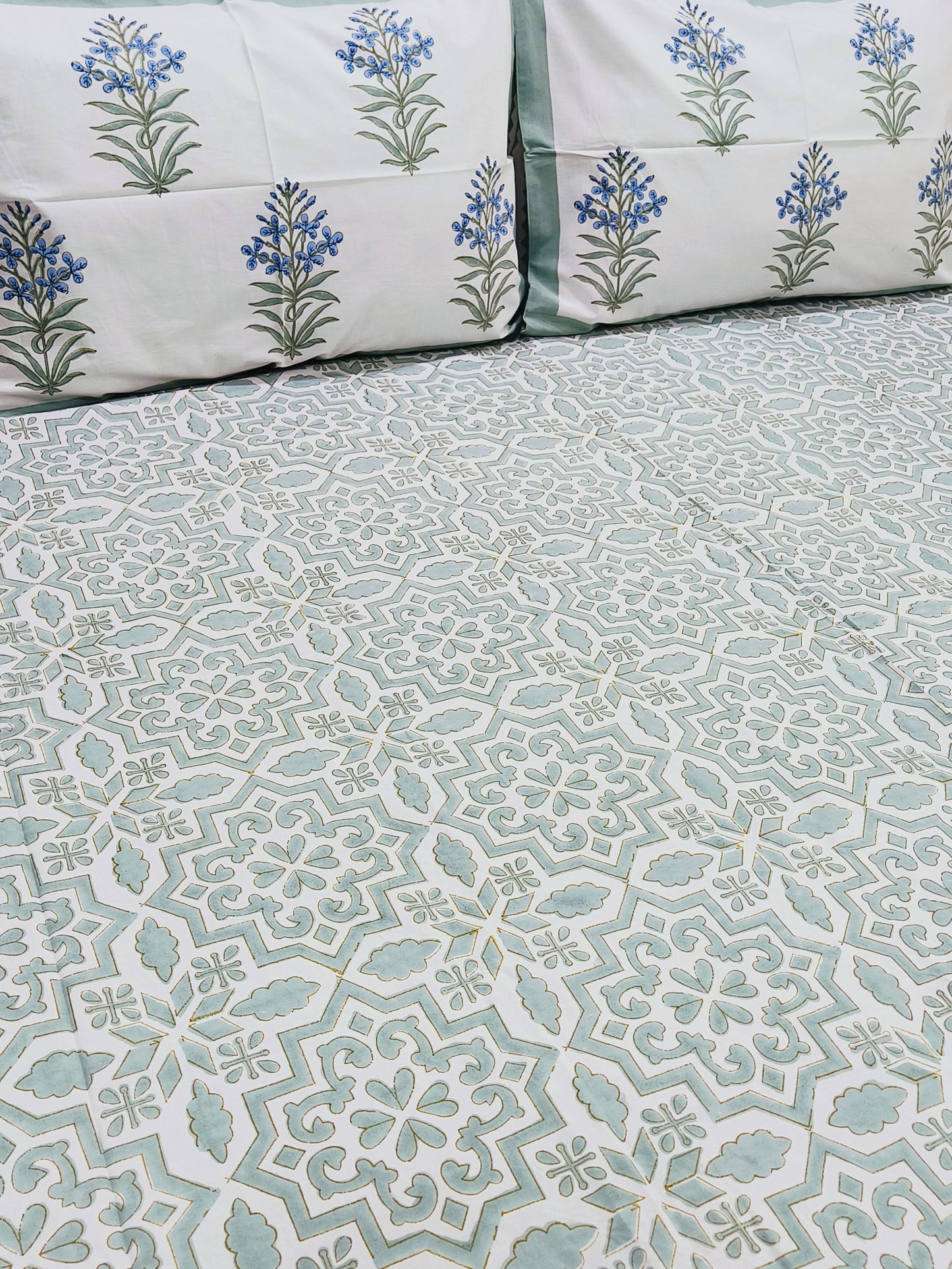Bedsheet With King Size Pillow Cases