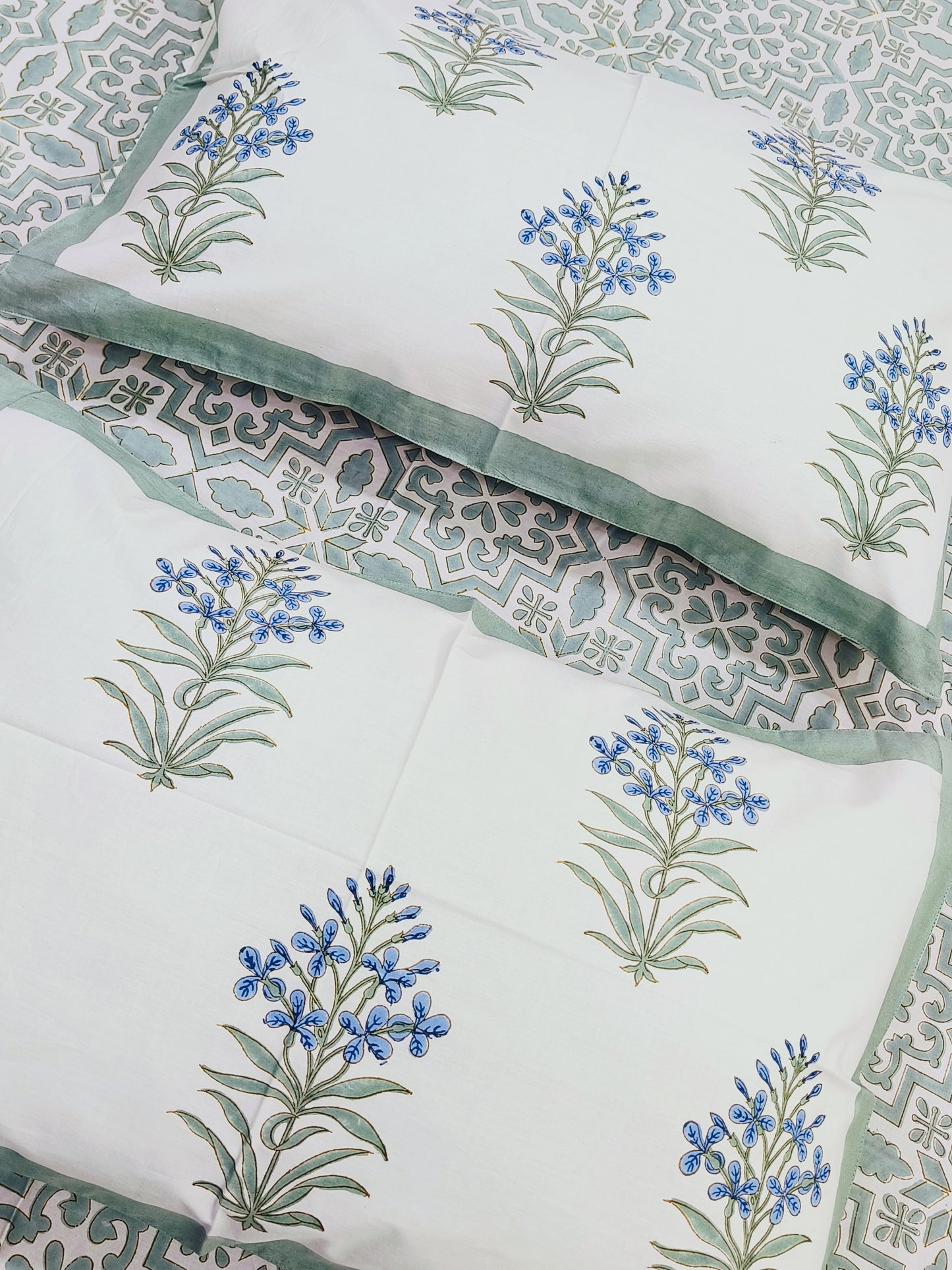 Bedsheet With King Size Pillow Cases