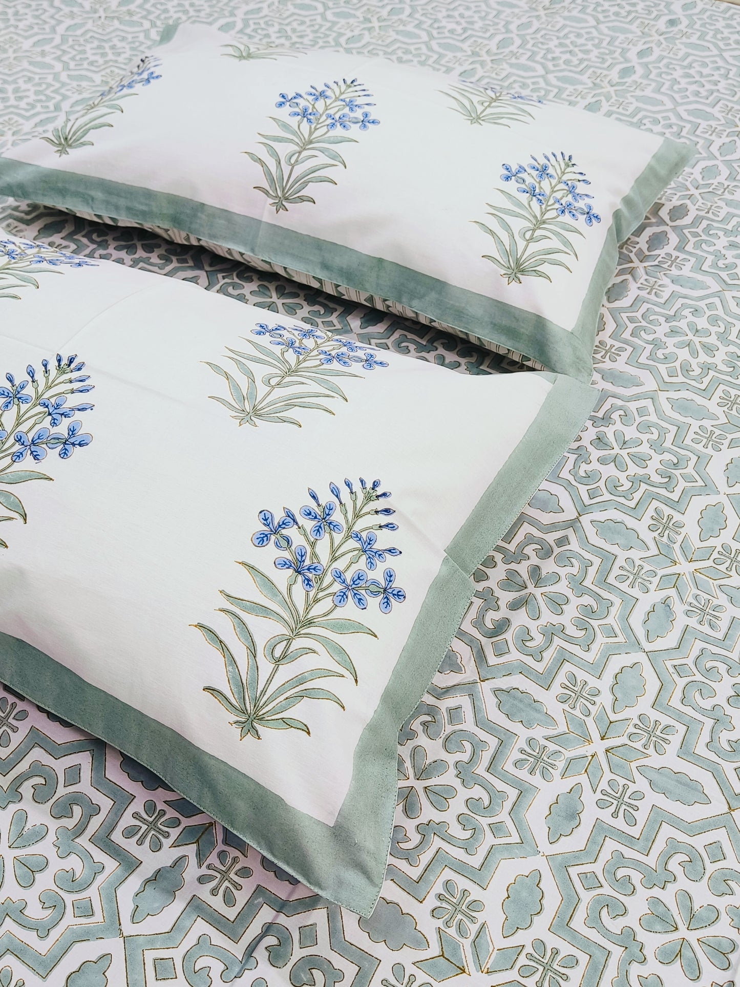 Bedsheet With King Size Pillow Cases