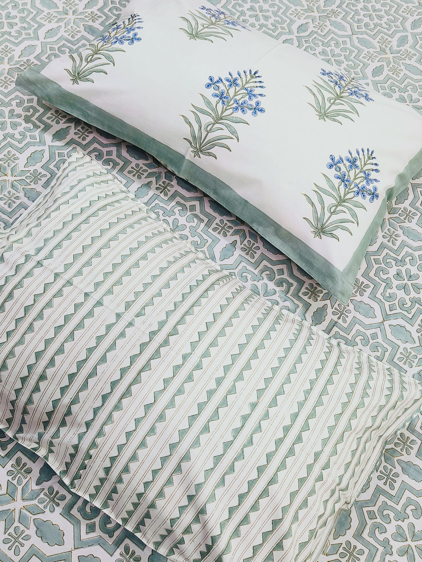 Bedsheet With King Size Pillow Cases