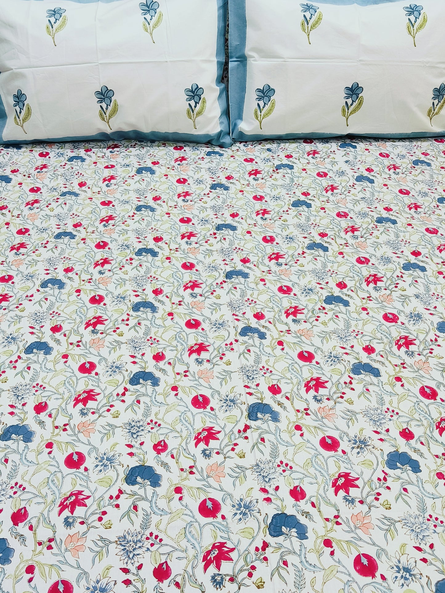 Bedsheet With King Size Pillow Cases