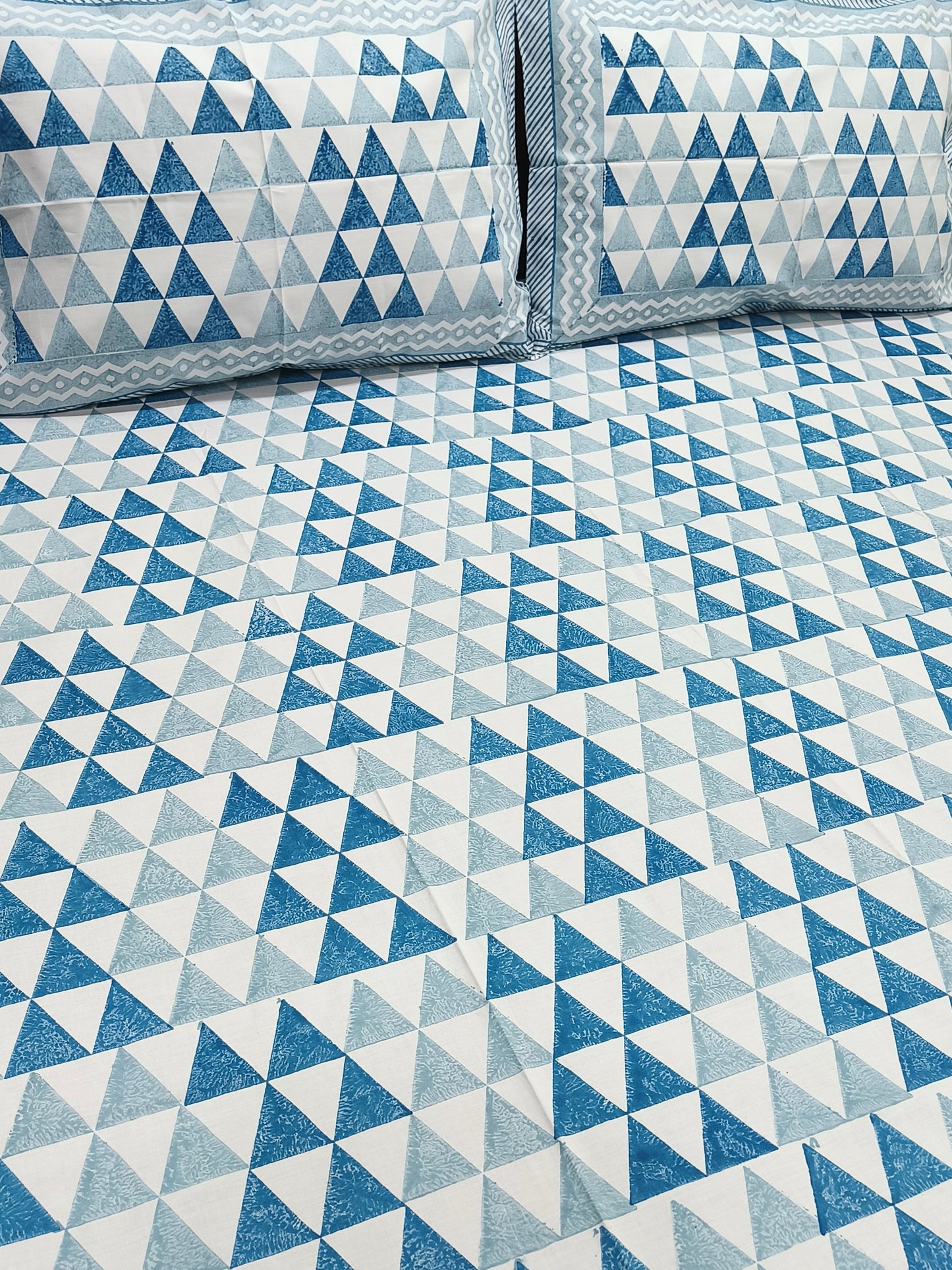 Bedsheet With King Size Pillow Cases