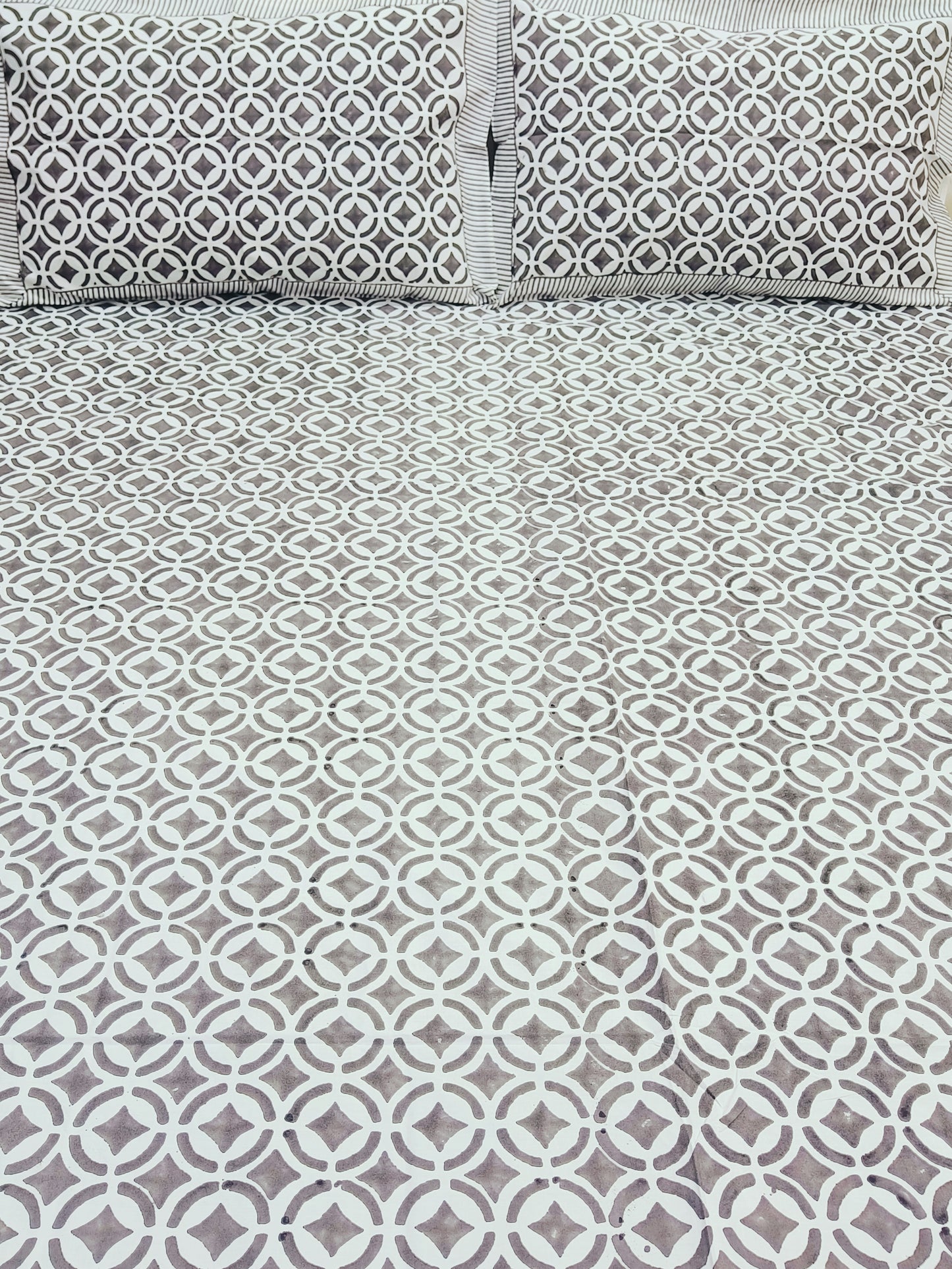 Bedsheet With King Size Pillow Cases