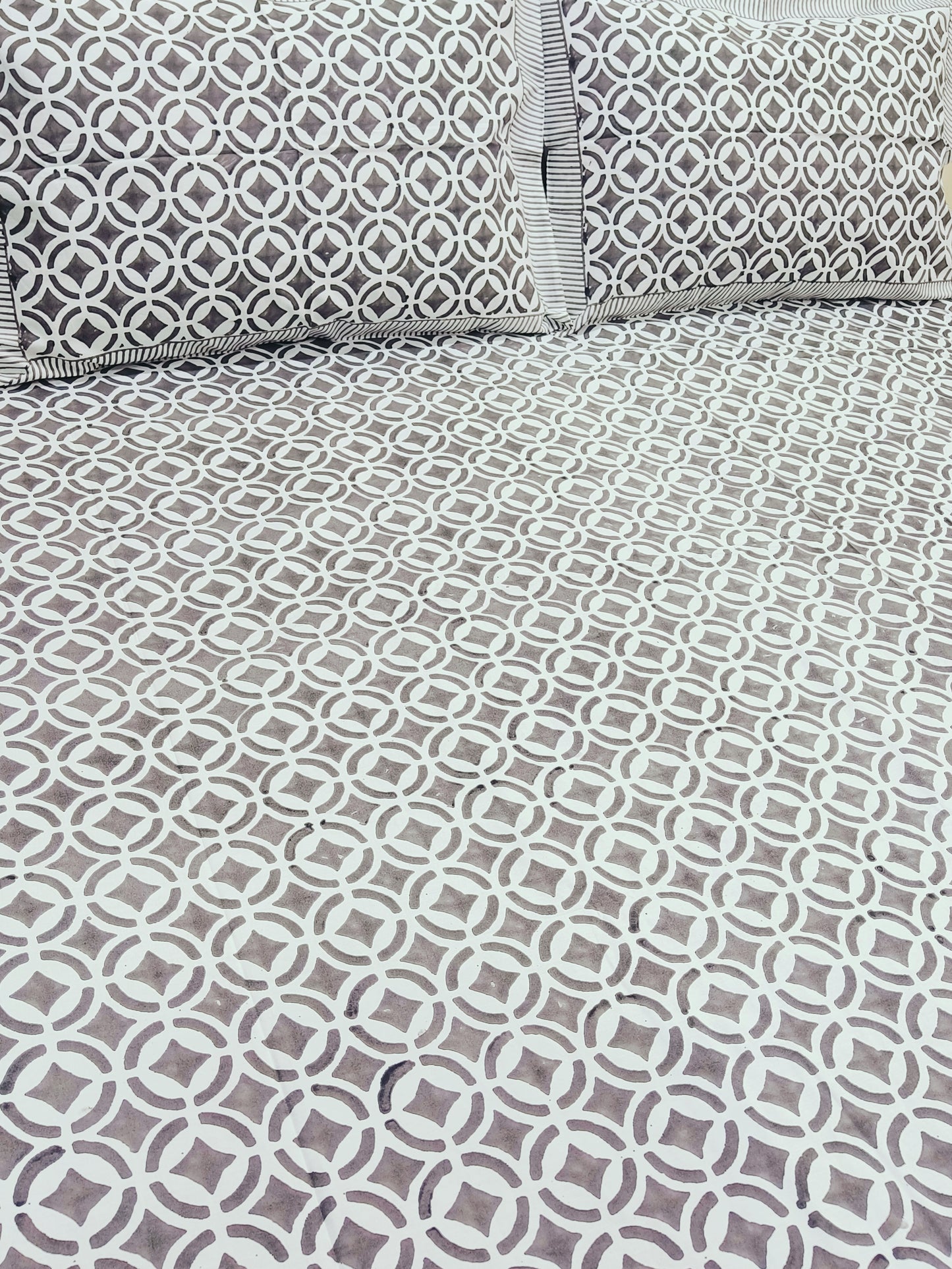 Bedsheet With King Size Pillow Cases
