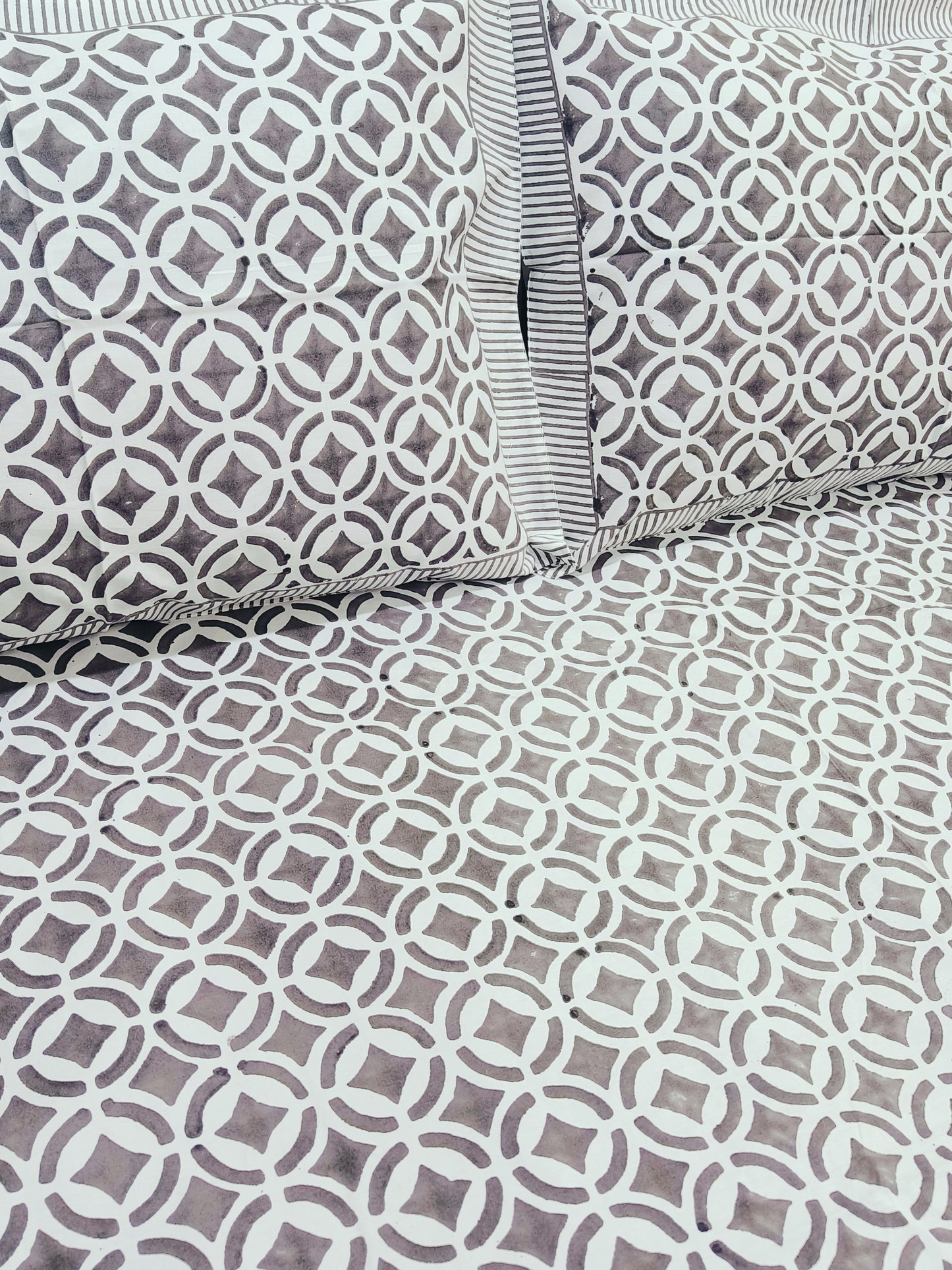 Bedsheet With King Size Pillow Cases