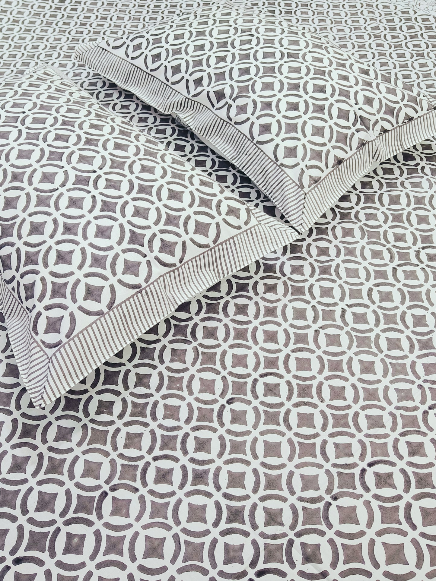 Bedsheet With King Size Pillow Cases
