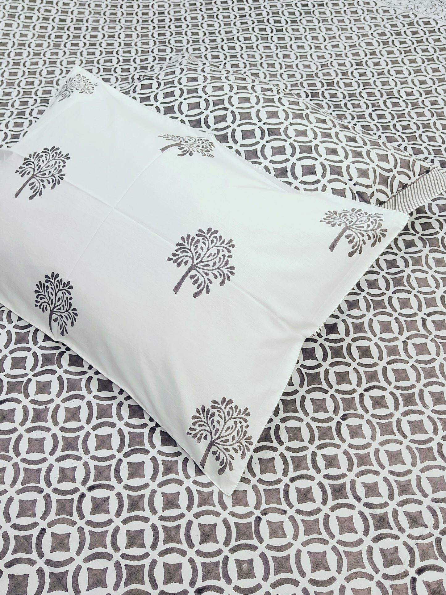 Bedsheet With King Size Pillow Cases