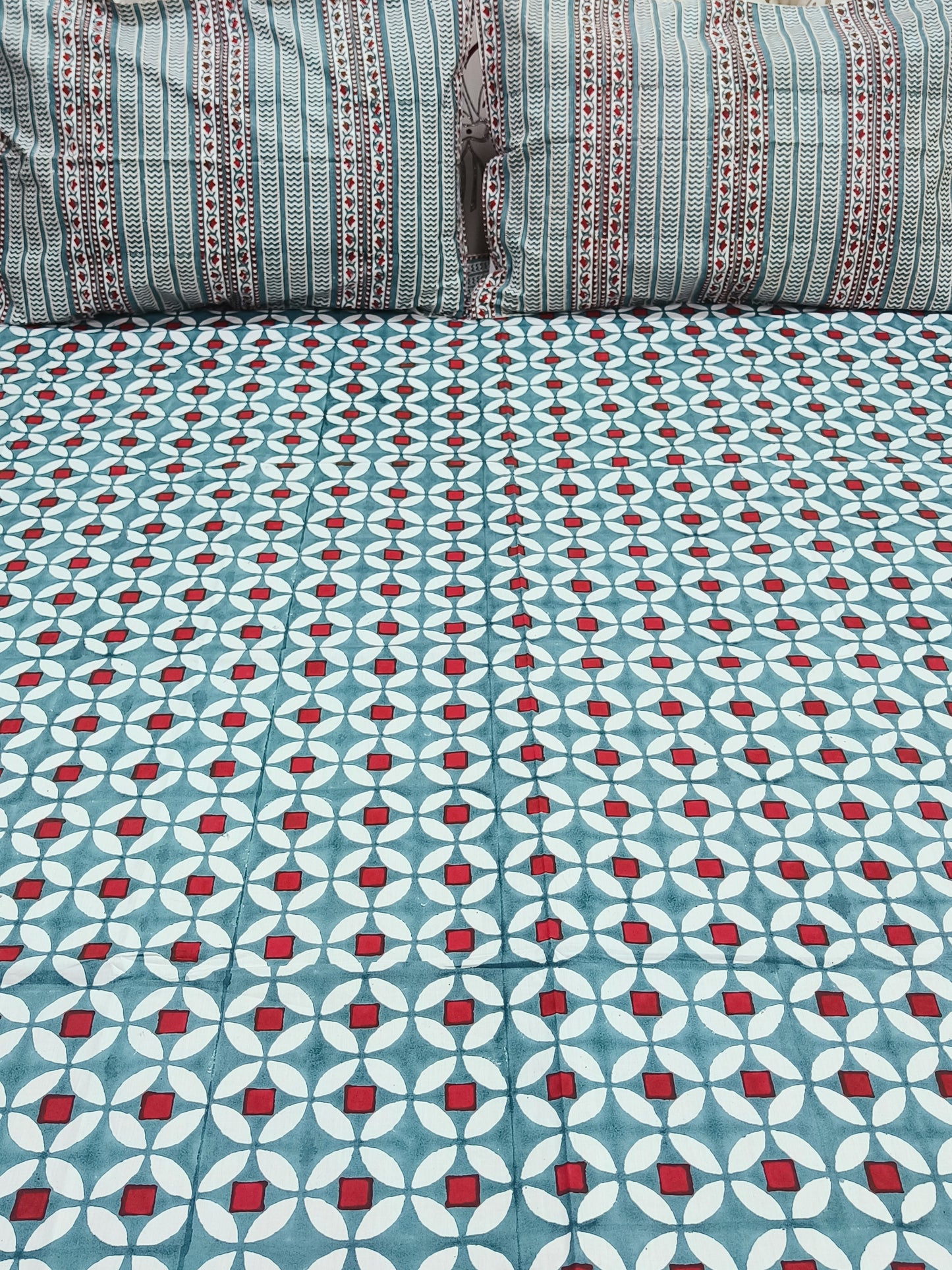 Bedsheet With King Size Pillow Cases