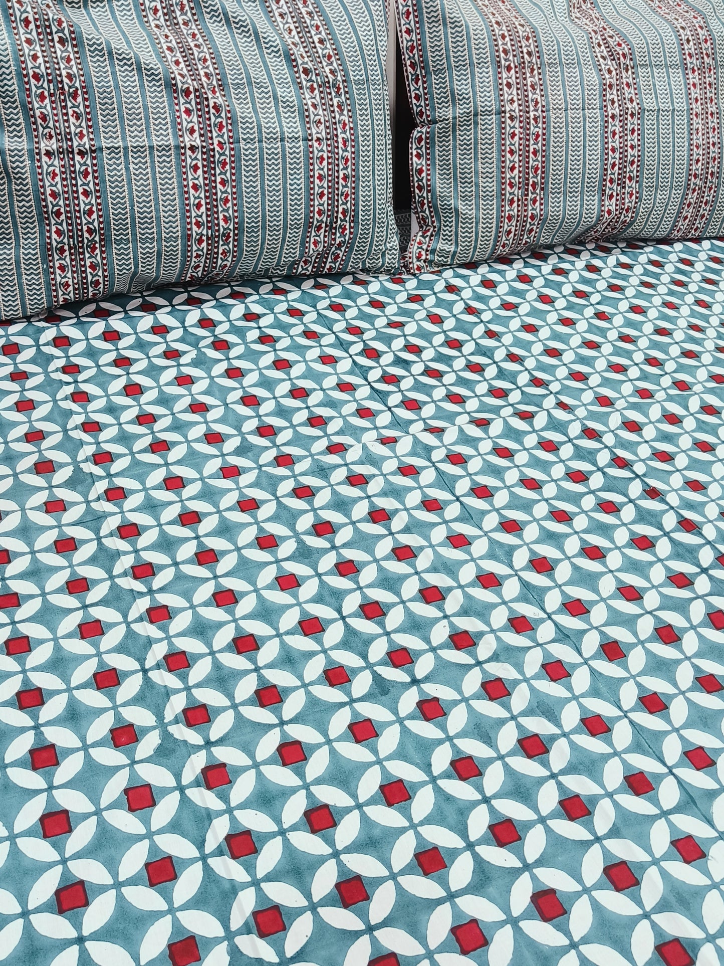 Bedsheet With King Size Pillow Cases