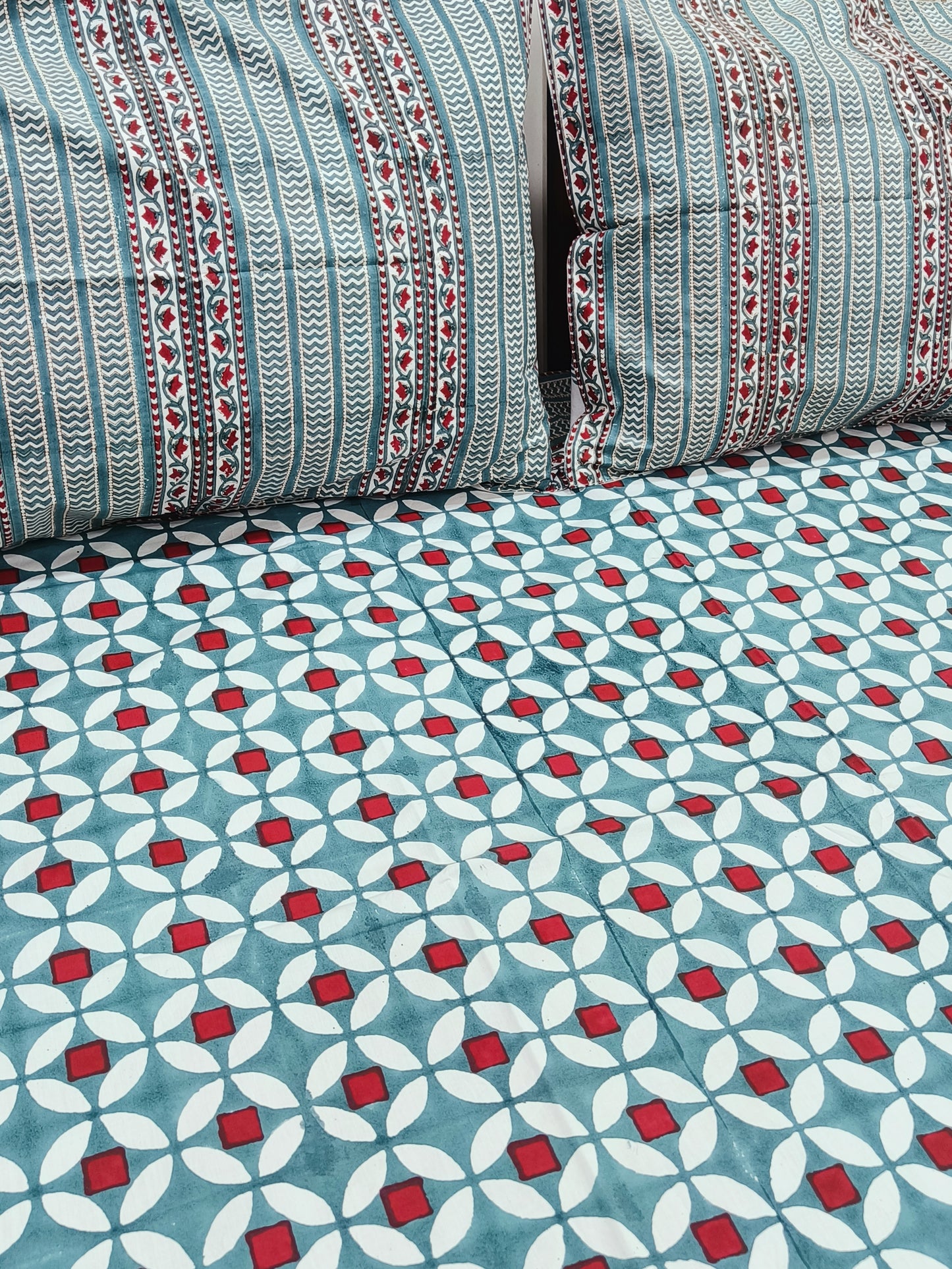 Bedsheet With King Size Pillow Cases
