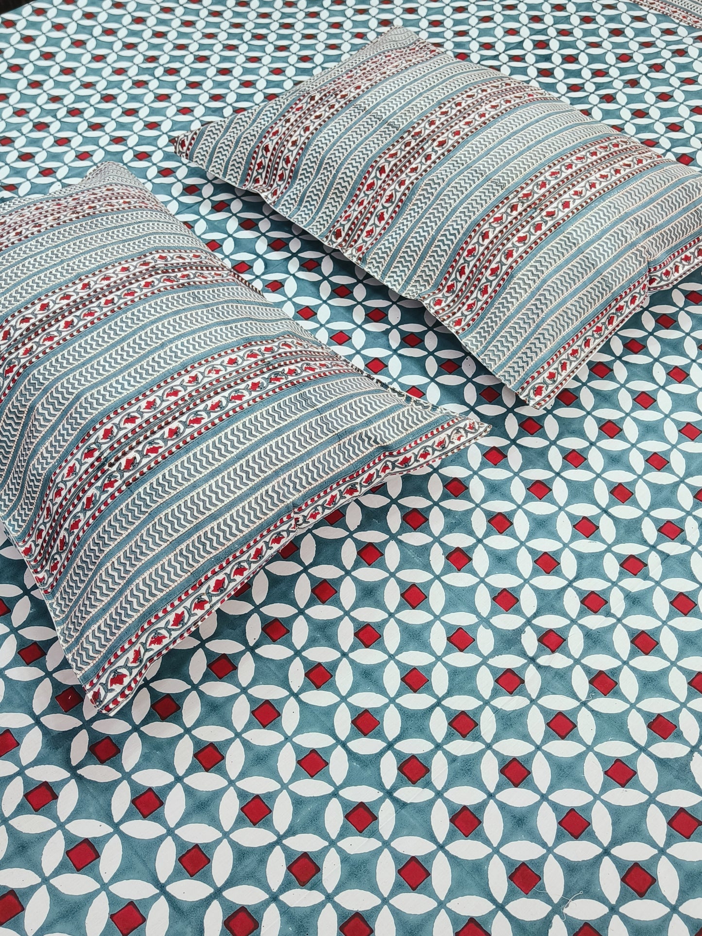 Bedsheet With King Size Pillow Cases