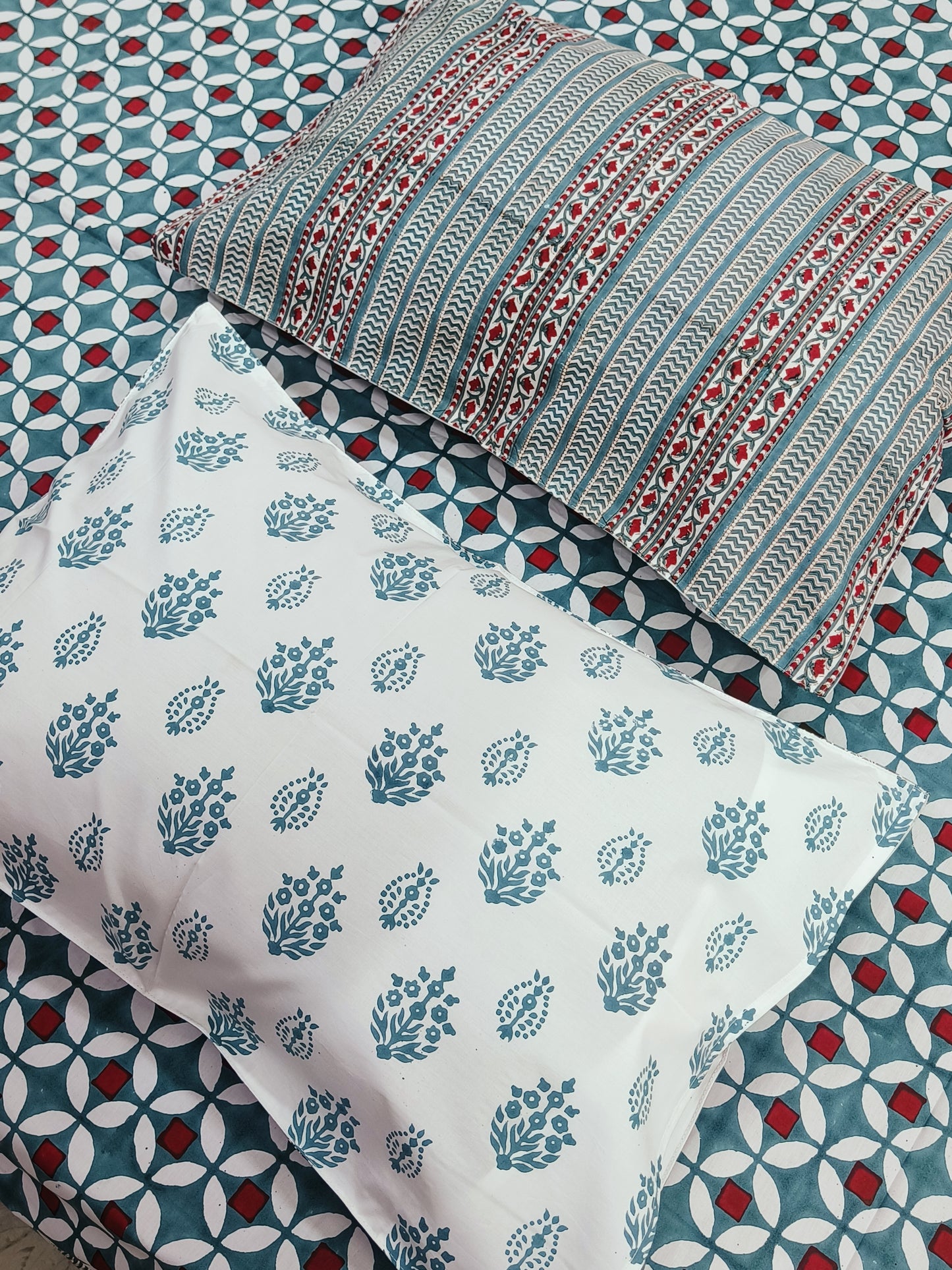 Bedsheet With King Size Pillow Cases