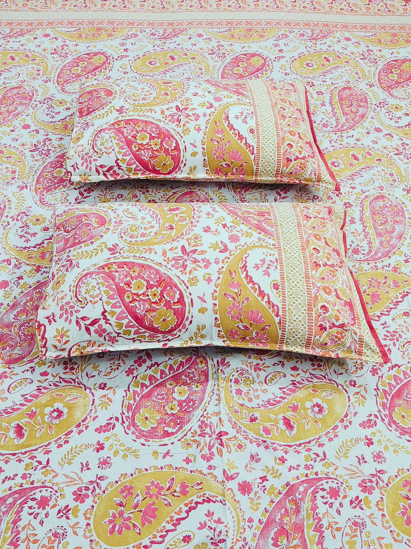Bedsheet With King Size Pillow Cases