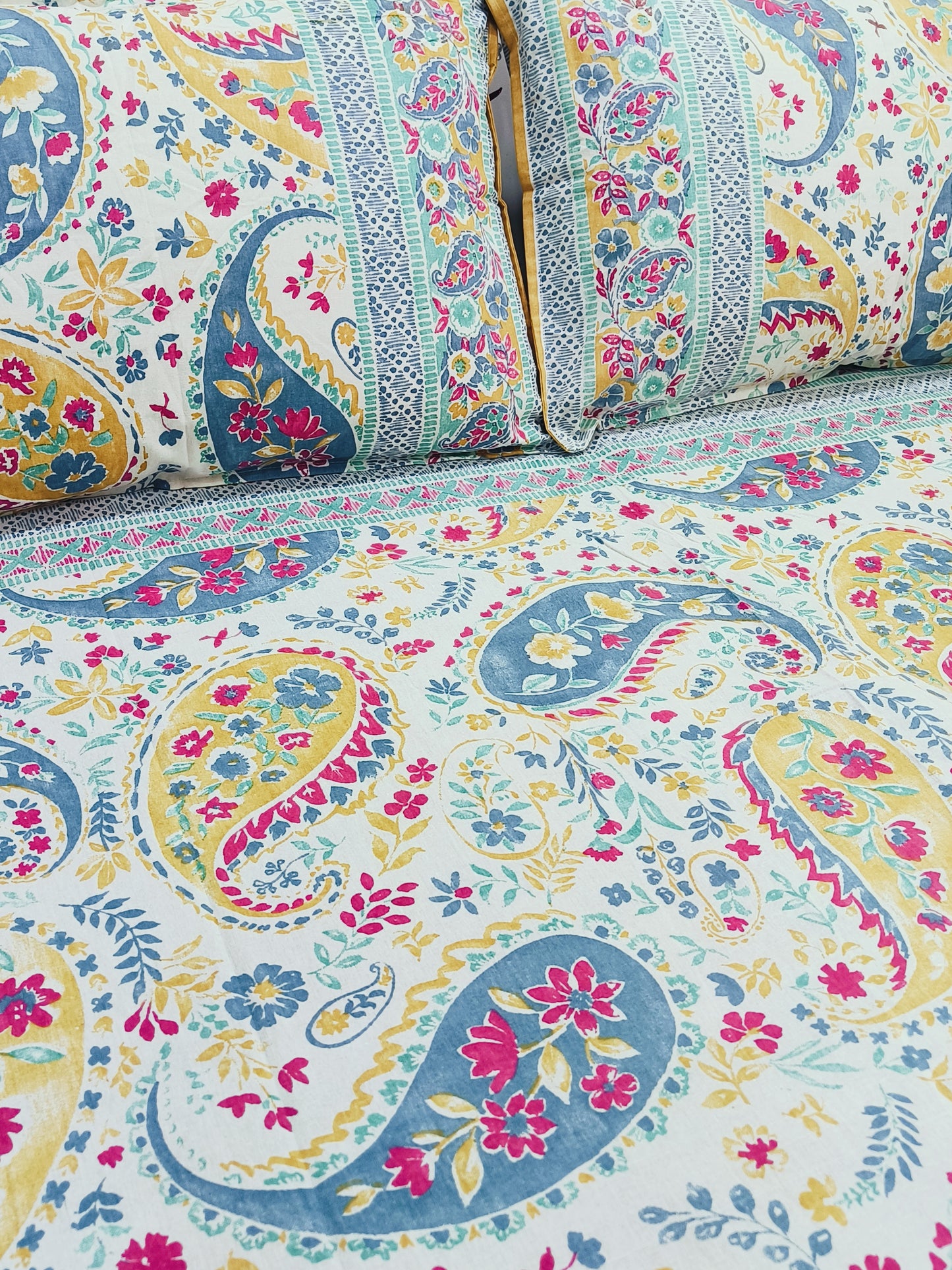 FRESH ARRIVALS Gulbahaar King Size Bedsheets(Dispatch Time 24 Hours)