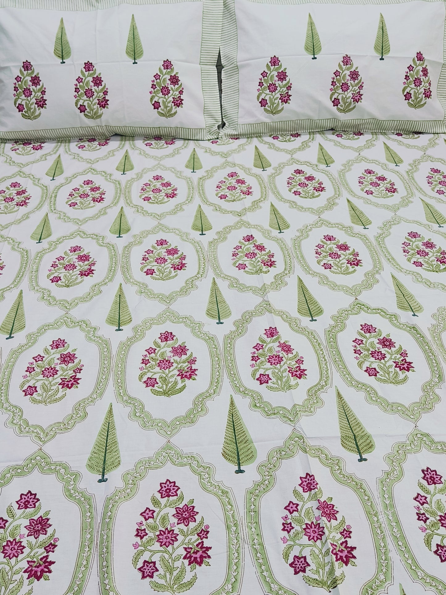 Bedsheet With King Size Pillow Cases