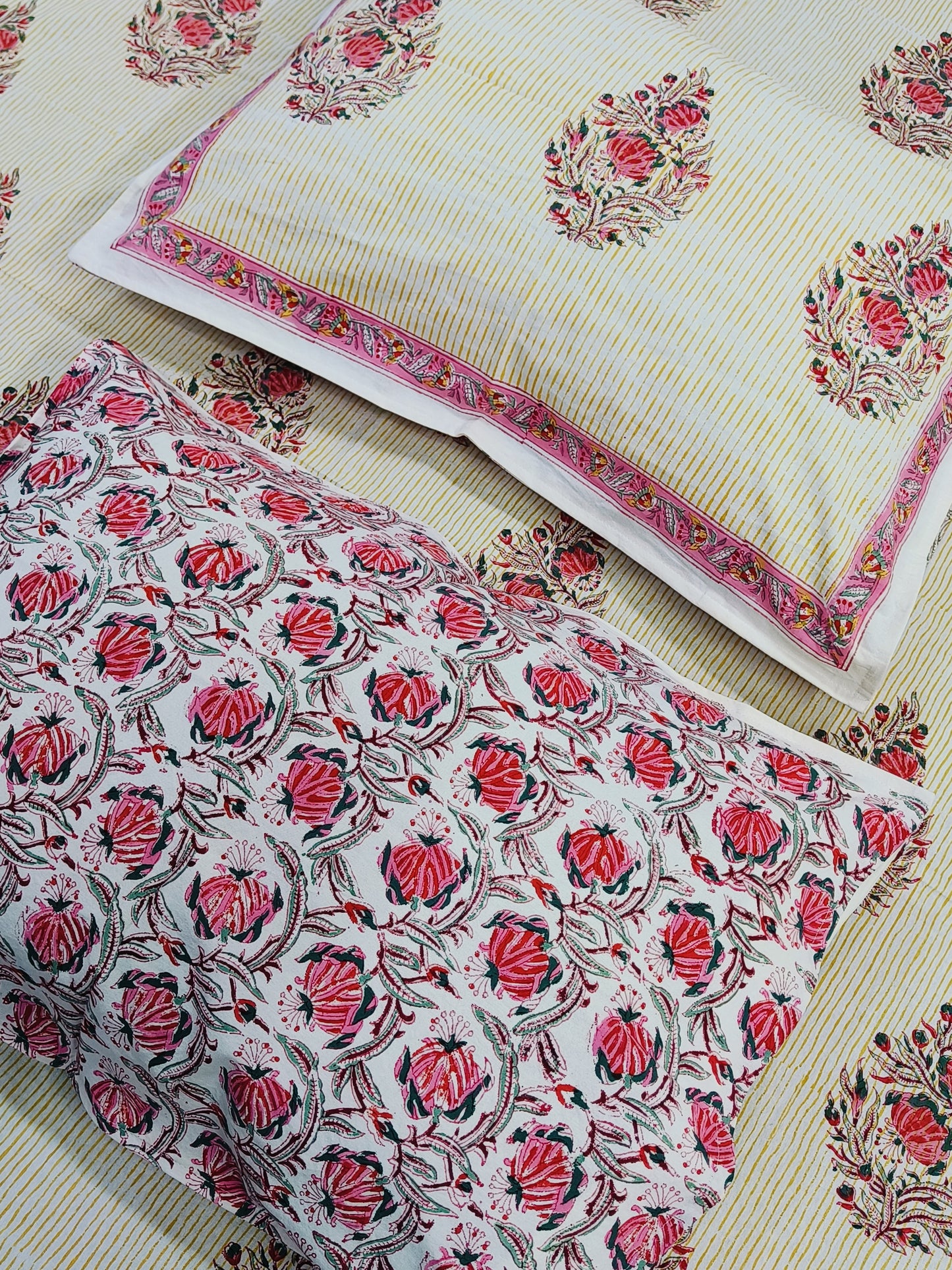 Bedsheet With King Size Pillow Cases
