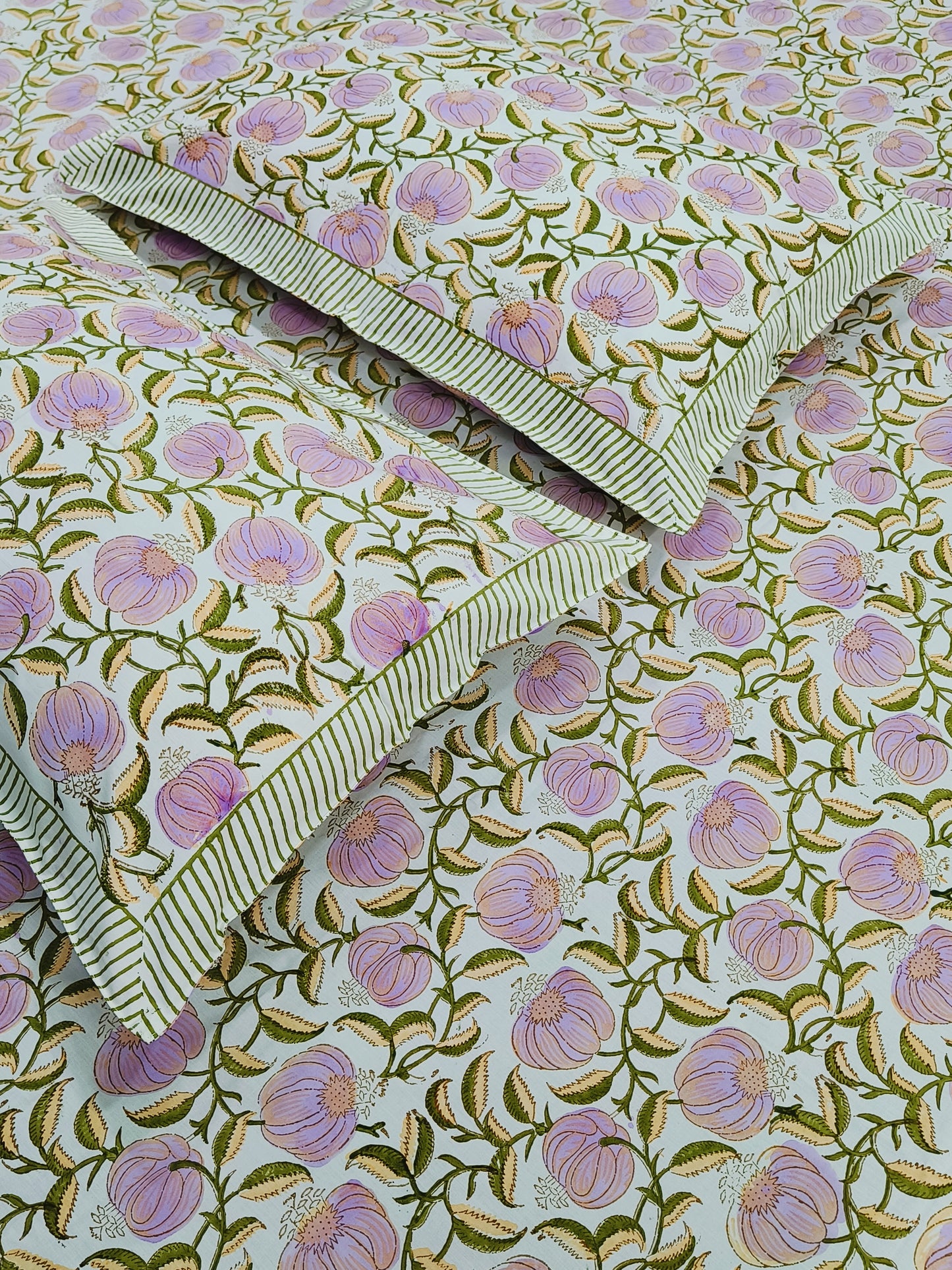 Bedsheet With King Size Pillow Cases
