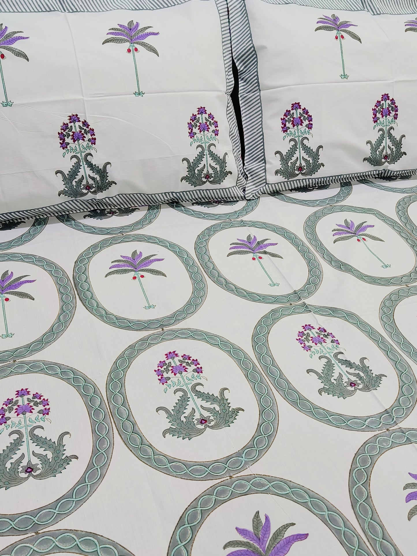 Bedsheet With King Size Pillow Cases